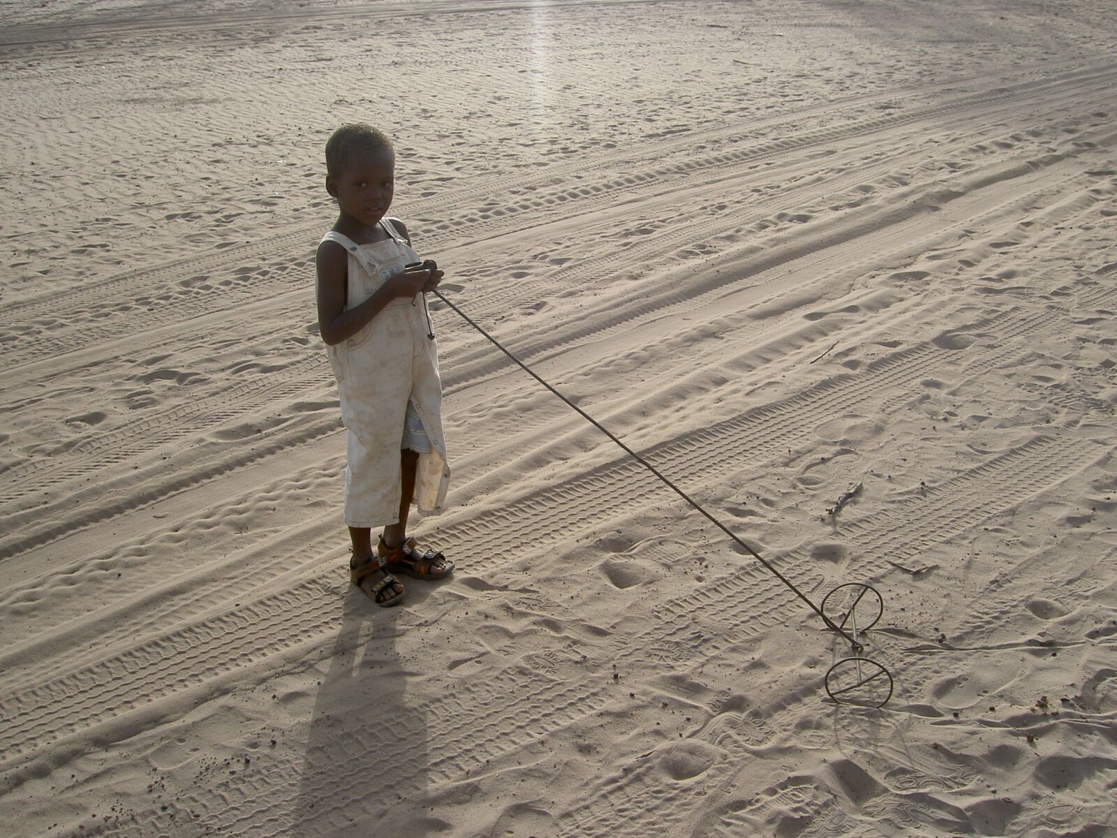 KONICA MINOLTA DIGITAL CAMERA KD-500Z sample photo. Child, toy, desert photography