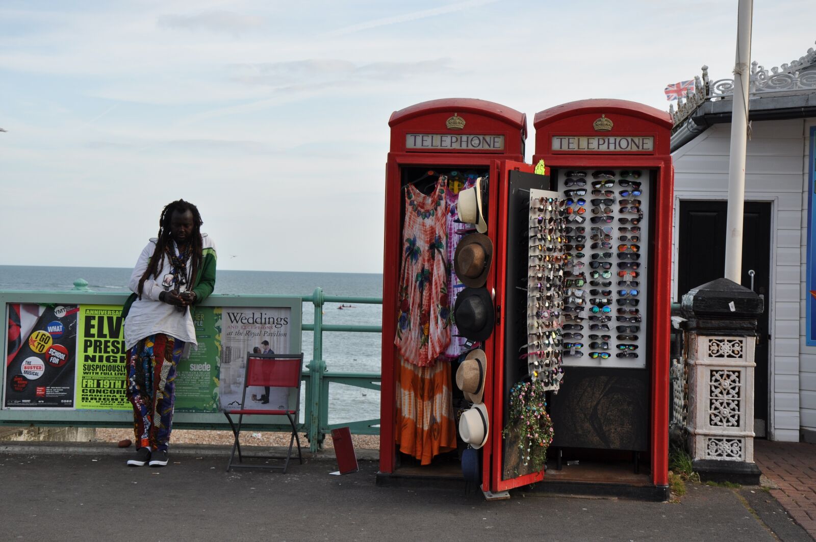 Nikon D5000 sample photo. Beach, phone booth, mood photography