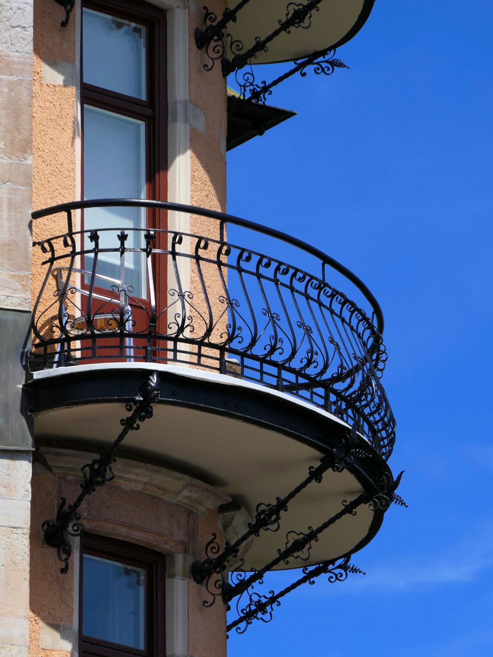 Panasonic Lumix DMC-FZ2500 (Lumix DMC-FZ2000) sample photo. Balcony, round, wrought iron photography