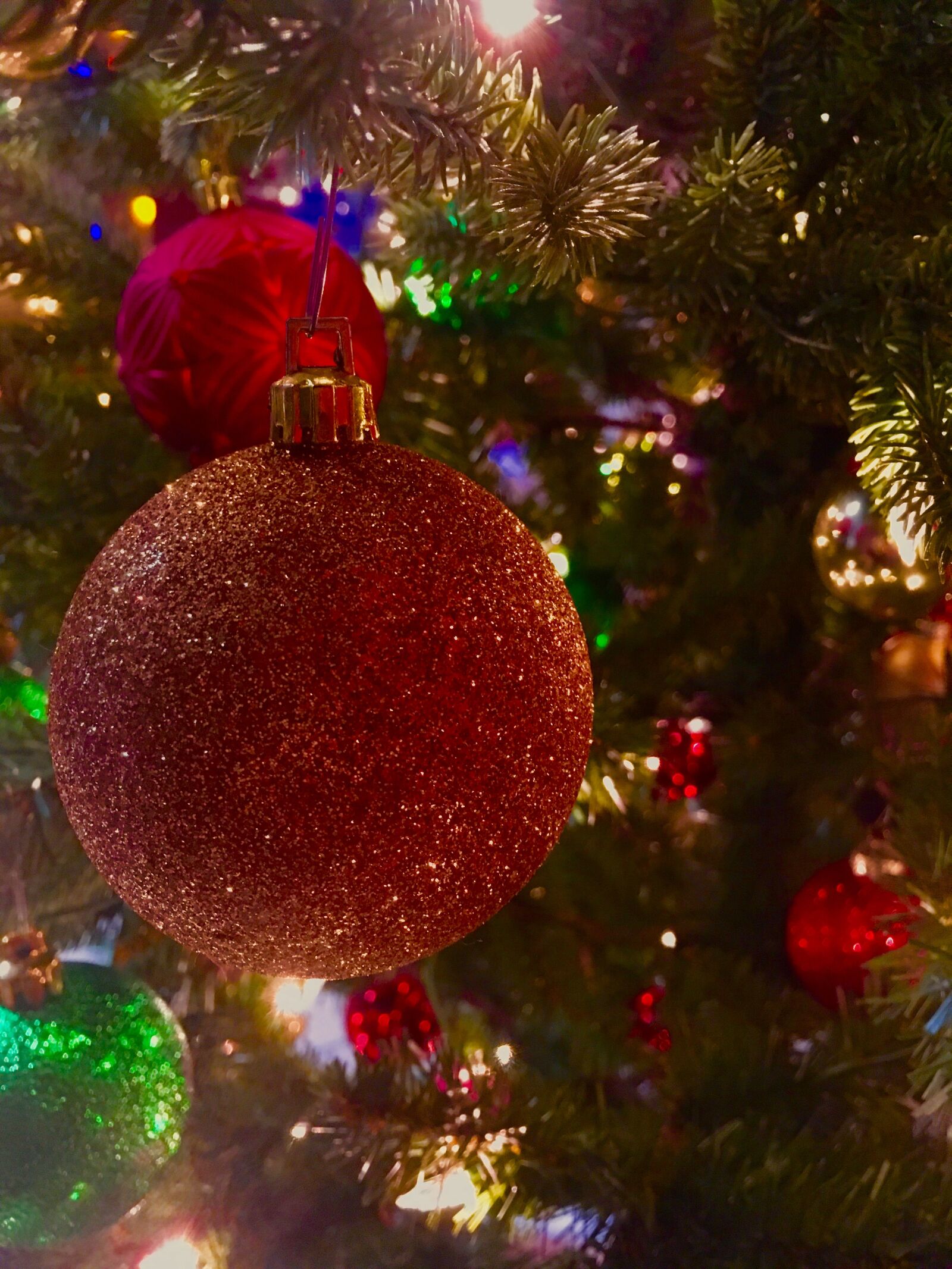 iPhone SE back camera 4.15mm f/2.2 sample photo. Spheres, christmas, deco photography