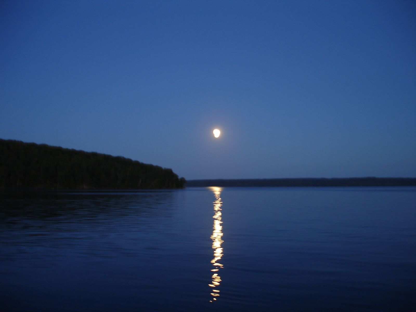 Sony DSC-W7 sample photo. Lake superior, moonlight, reflection photography