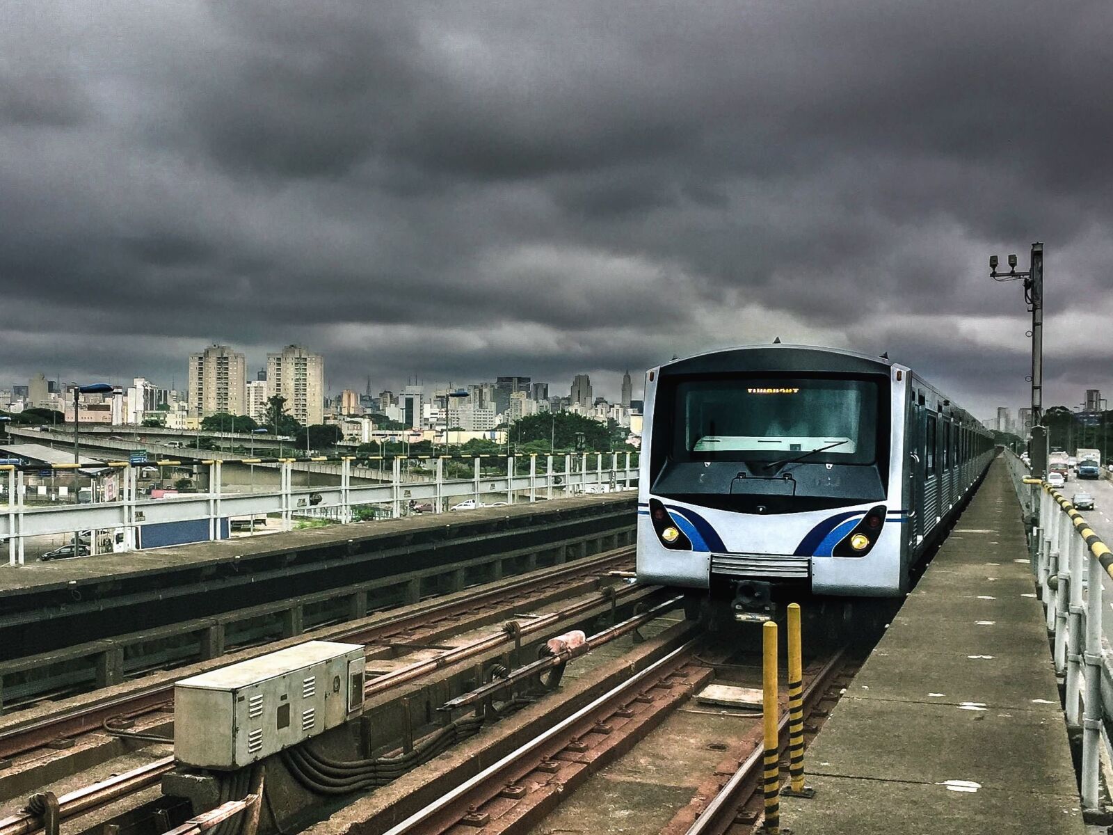 Apple iPhone 6 sample photo. Train, city, metro, railway photography
