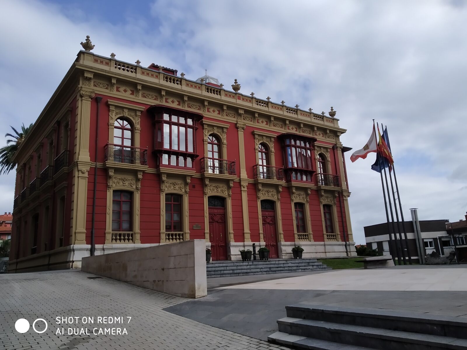 Xiaomi Redmi 7 sample photo. Gij n, city hall photography