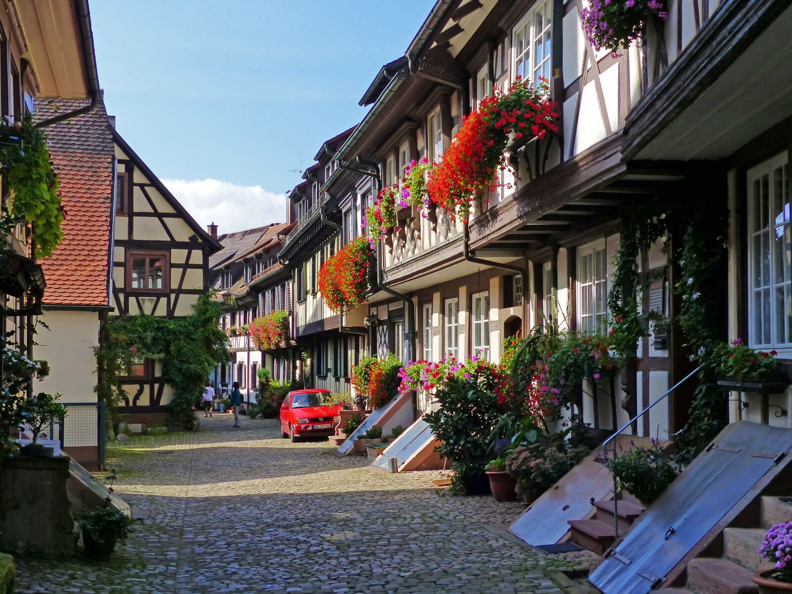 Panasonic Lumix DMC-FZ200 sample photo. Against bach, place, medieval photography