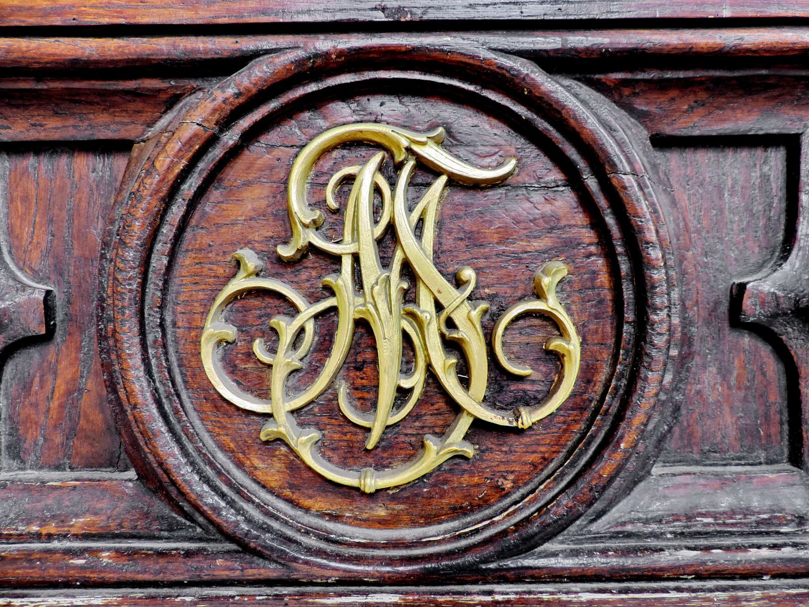 Nikon Coolpix P520 sample photo. Baroque, heraldry, symbol, wood photography