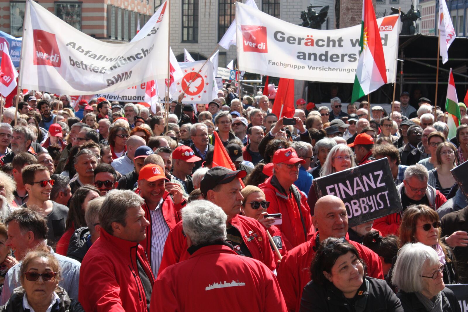 Canon EOS 450D (EOS Rebel XSi / EOS Kiss X2) sample photo. May day celebrations, munich photography