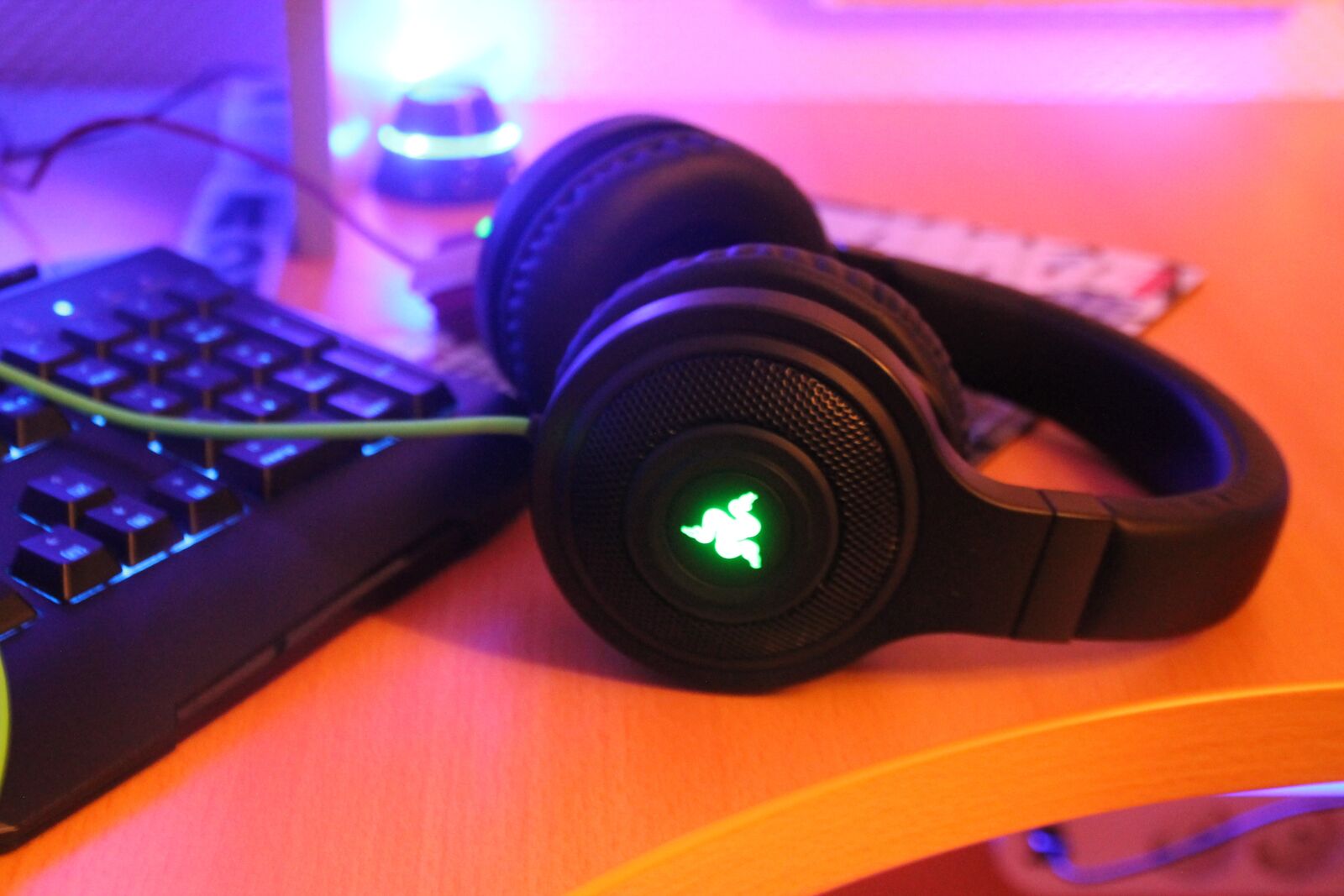 Canon EOS 1100D (EOS Rebel T3 / EOS Kiss X50) sample photo. Headphones, gamer, game photography
