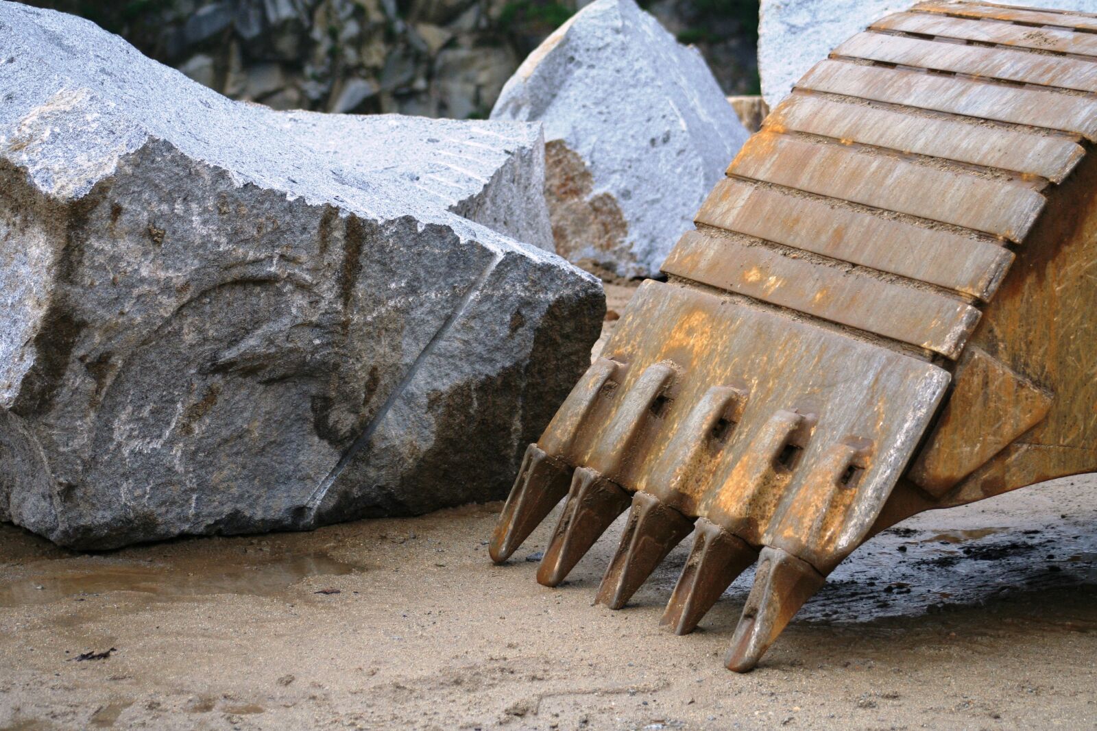 Canon EOS 350D (EOS Digital Rebel XT / EOS Kiss Digital N) sample photo. Excavator stone quarry, stones photography
