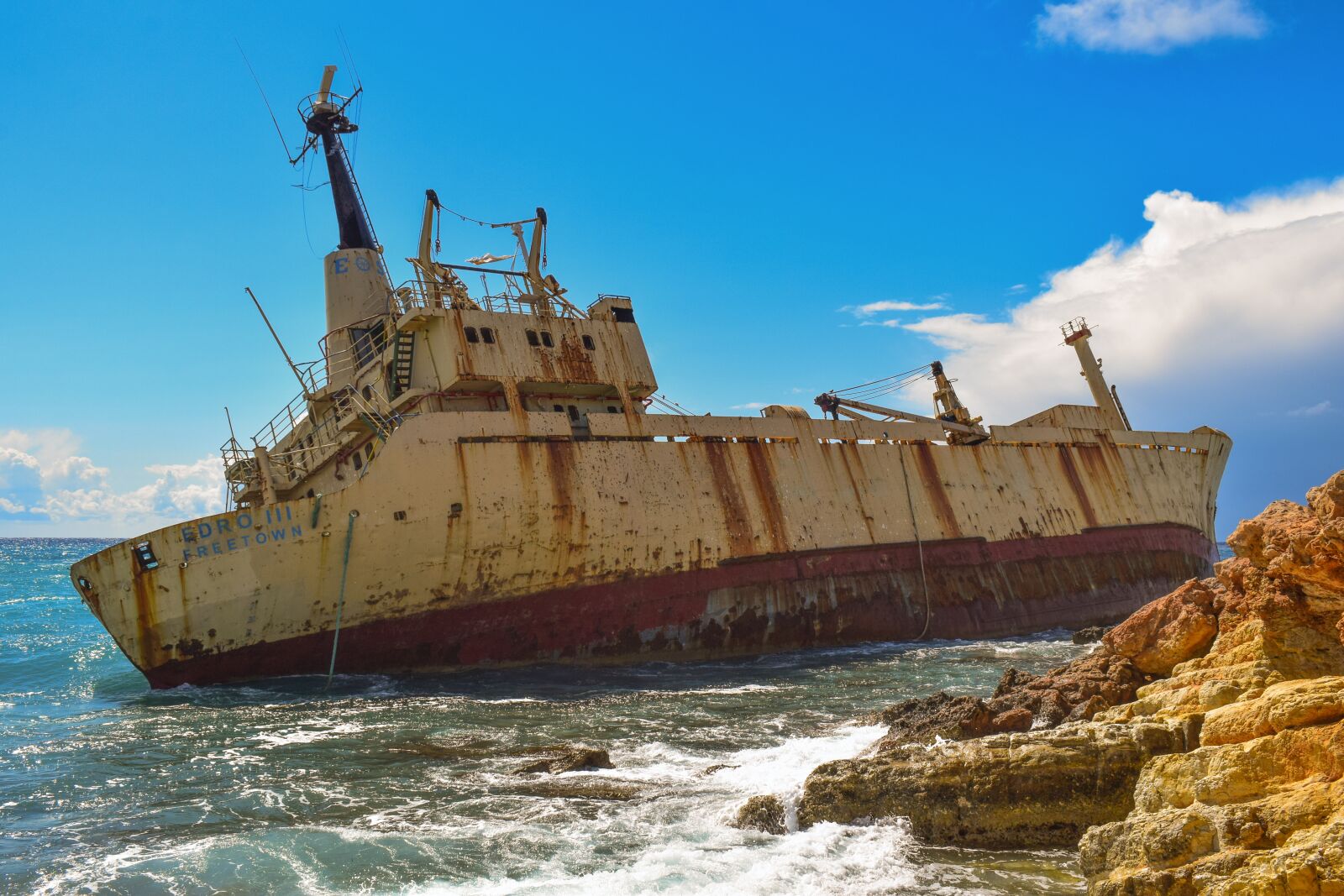 Nikon D3300 sample photo. Shipwreck, rocky coast, sea photography