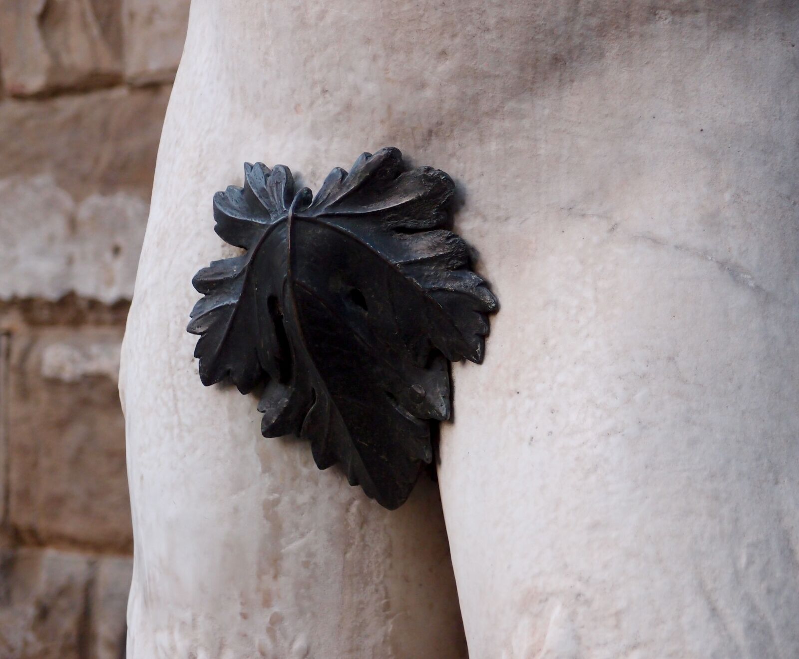 Olympus XZ-1 sample photo. Fig-leaf, shame, statue photography