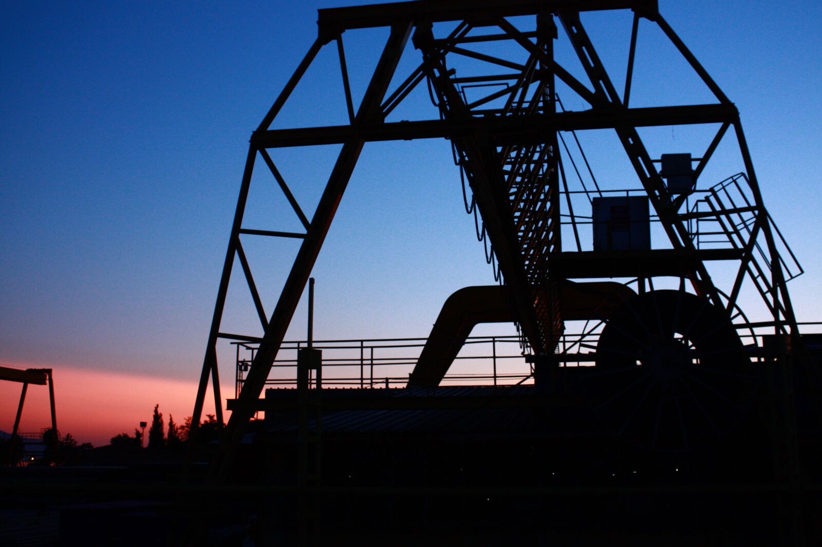 Canon EOS 450D (EOS Rebel XSi / EOS Kiss X2) sample photo. Industry, business machine, silhouette photography
