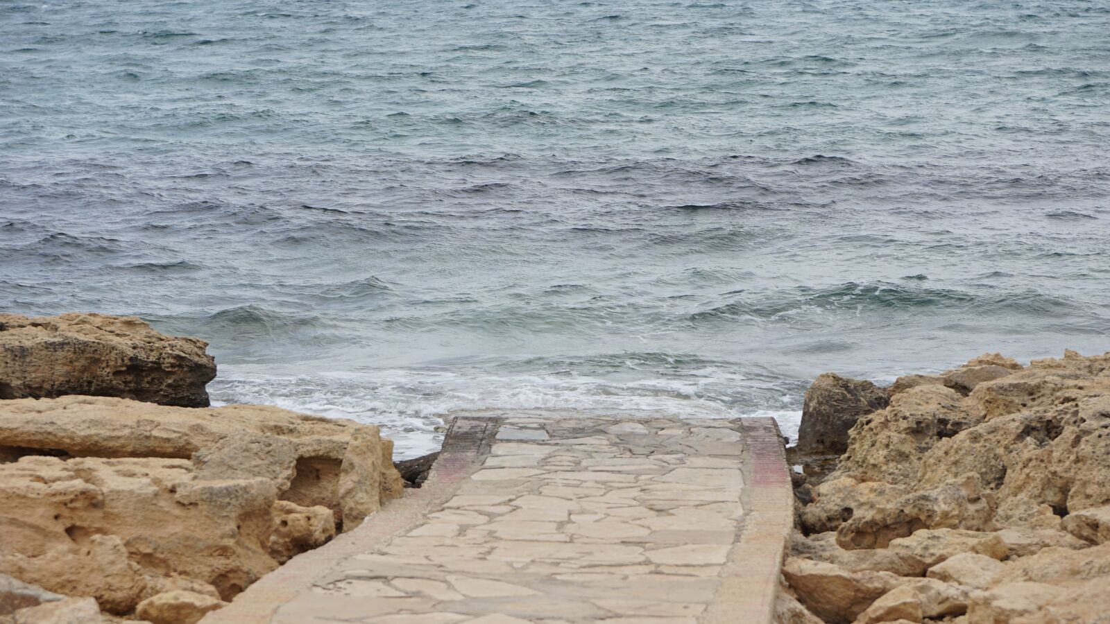 Sony a6000 + Sony Vario-Tessar T* E 16-70mm F4 ZA OSS sample photo. Sea, stones, summer photography