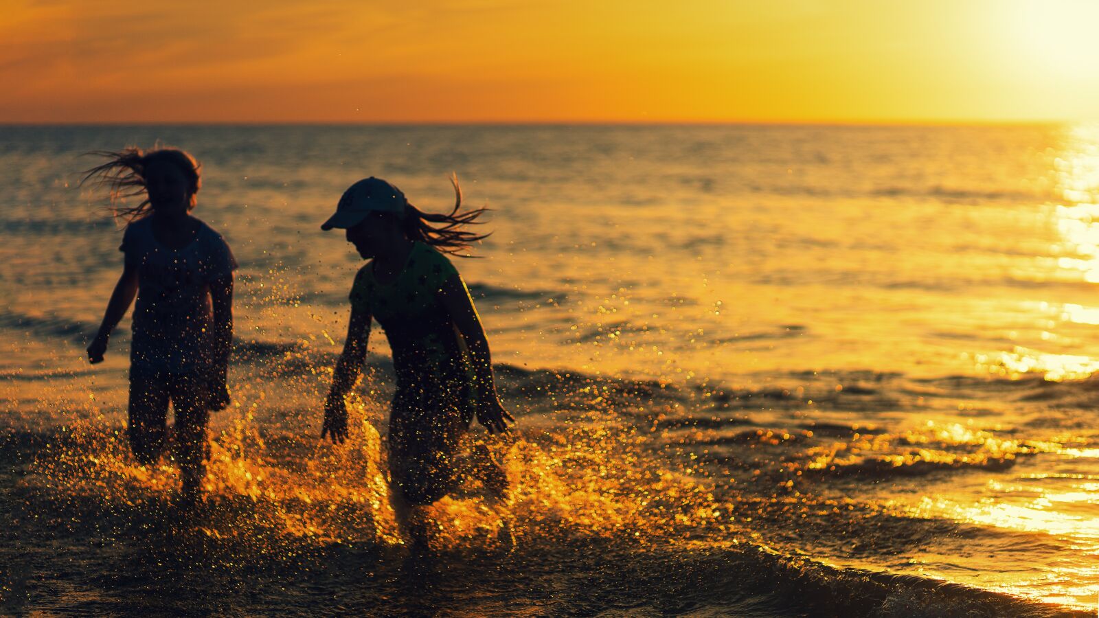 Sony a7 sample photo. Beach, sunset, girl photography