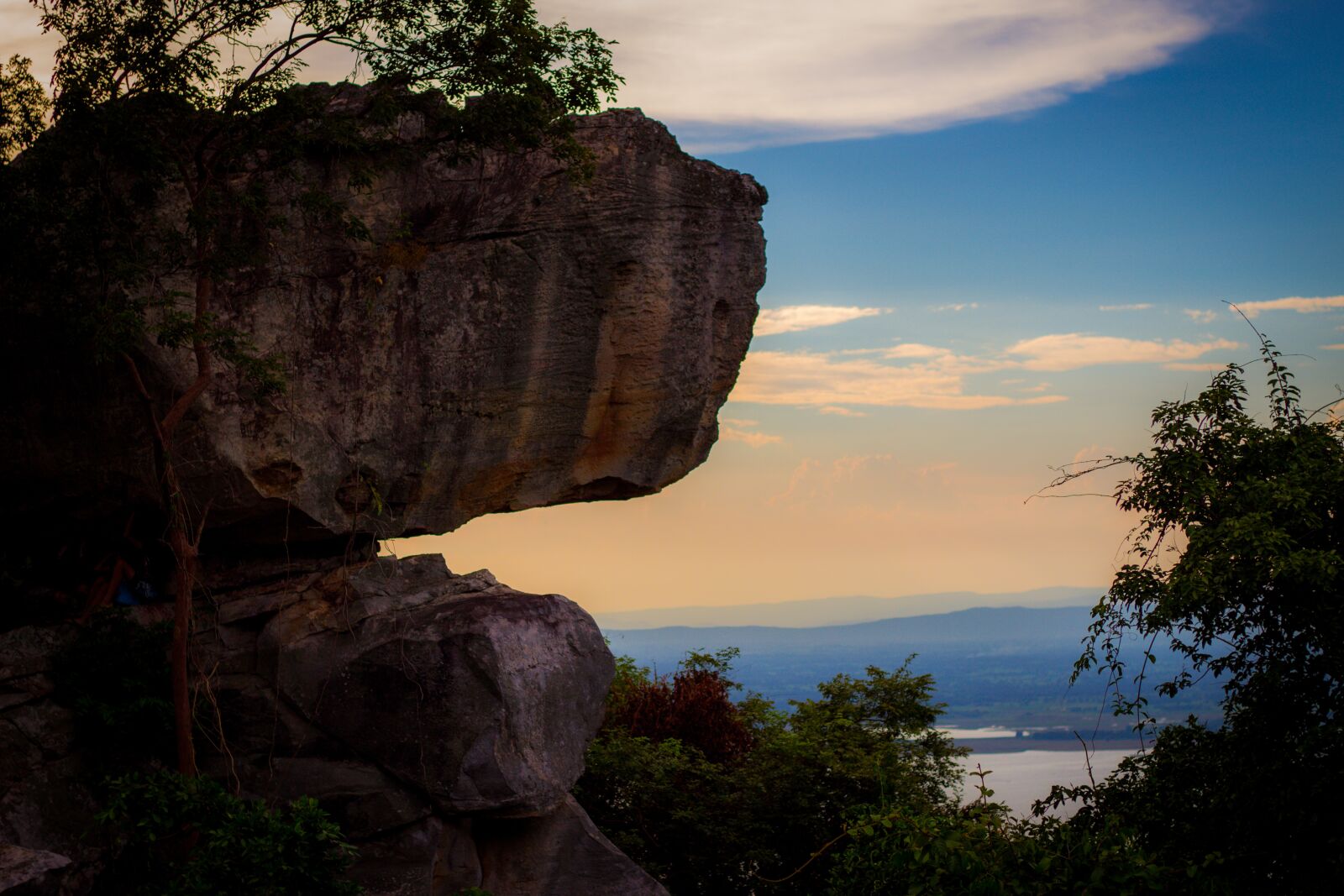 Canon EOS 700D (EOS Rebel T5i / EOS Kiss X7i) + Canon EF 50mm F1.8 STM sample photo. Rock, pa, mountains photography