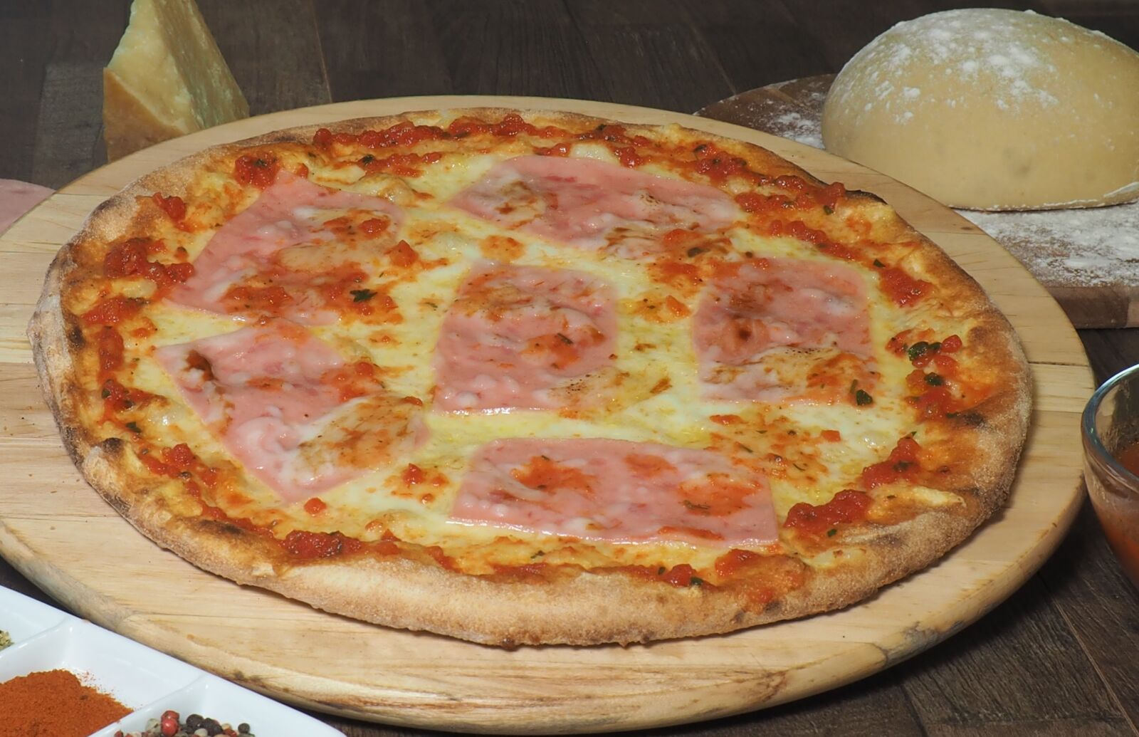 Olympus OM-D E-M10 sample photo. Pizza, italian pizza, ham photography