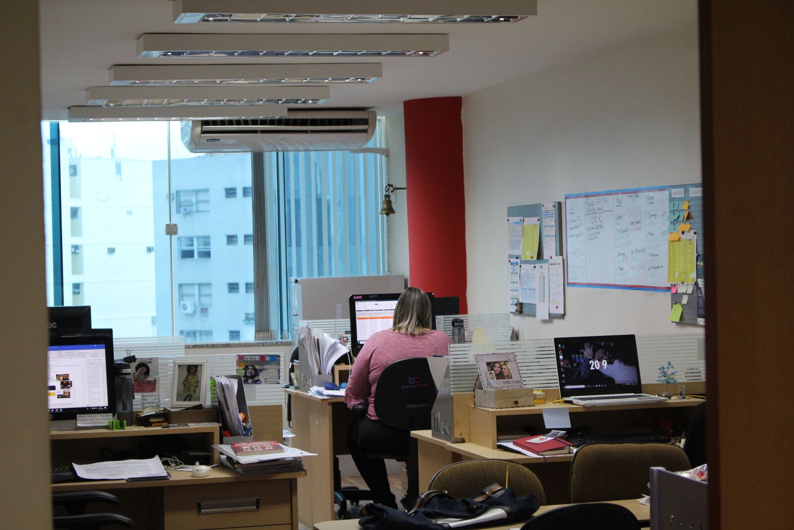 Canon EOS 60D + Canon EF-S 18-55mm F3.5-5.6 IS STM sample photo. Office, problem, window photography