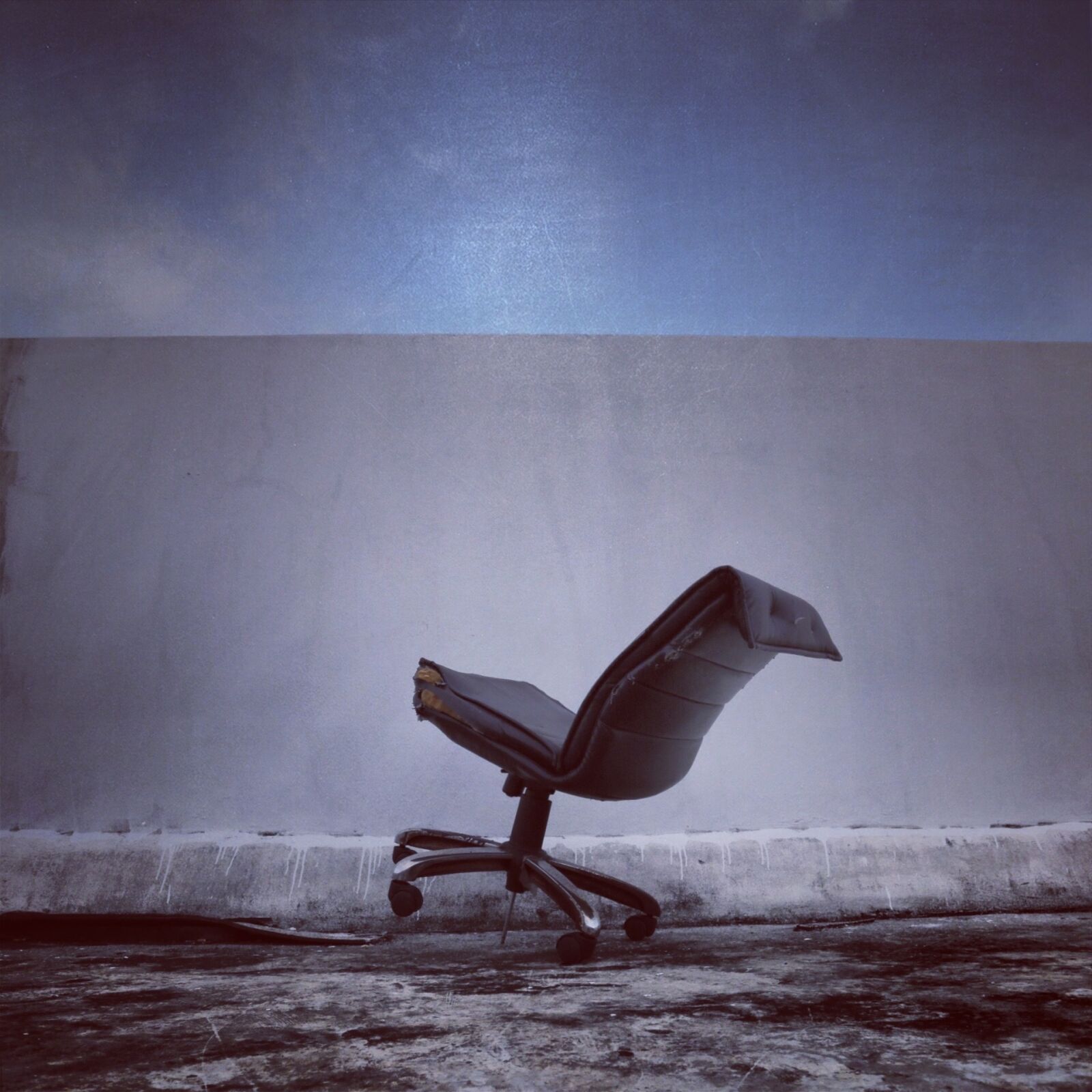 Canon EF 17-40mm F4L USM sample photo. October film, chair, office photography