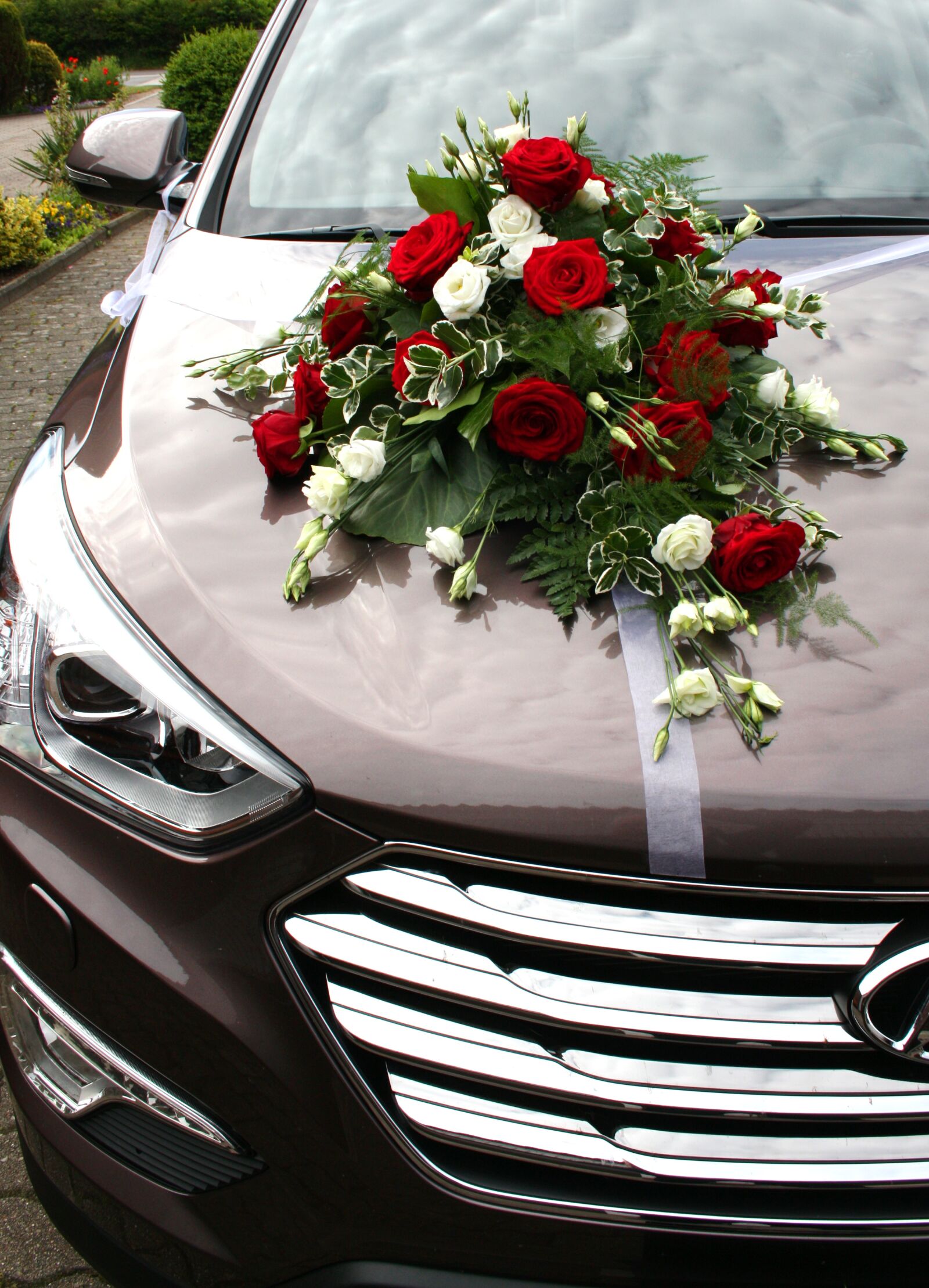 Canon EOS 450D (EOS Rebel XSi / EOS Kiss X2) sample photo. Bridal car, flowers bouquet photography