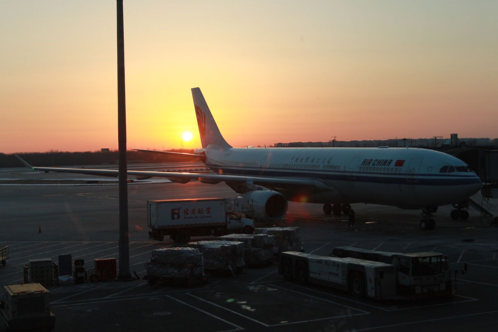 Canon EOS 500D (EOS Rebel T1i / EOS Kiss X3) sample photo. Sunrise, aircraft, airport photography