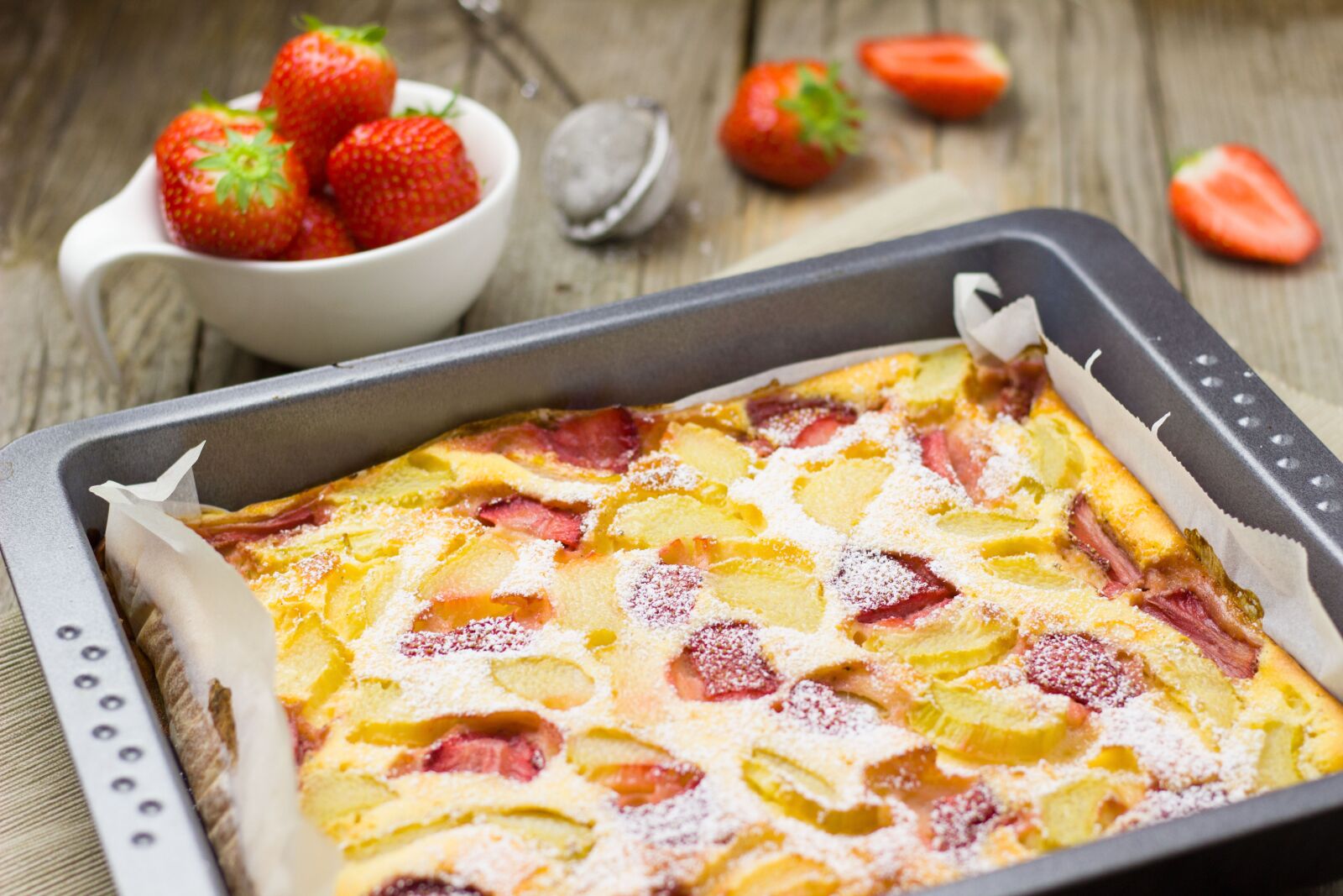 Canon EOS 600D (Rebel EOS T3i / EOS Kiss X5) + Canon EF 50mm F1.8 STM sample photo. Cake, strawberry, strawberries photography