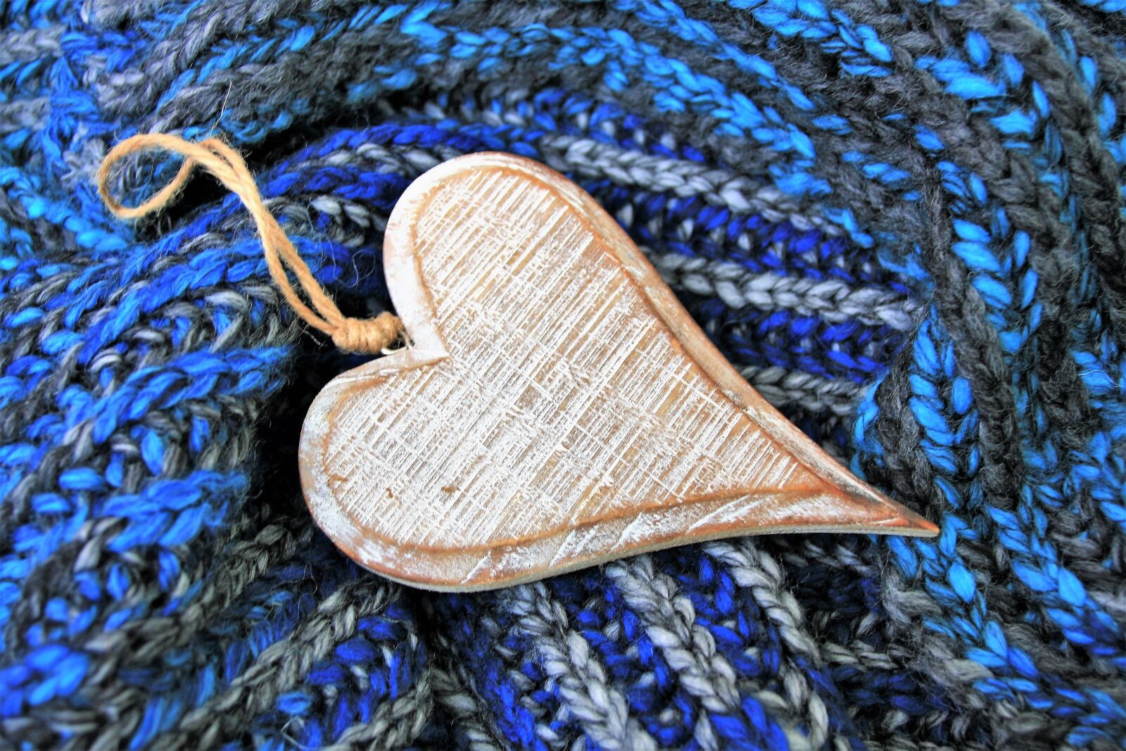 Canon EOS 400D (EOS Digital Rebel XTi / EOS Kiss Digital X) sample photo. Blue, wooden heart, february photography
