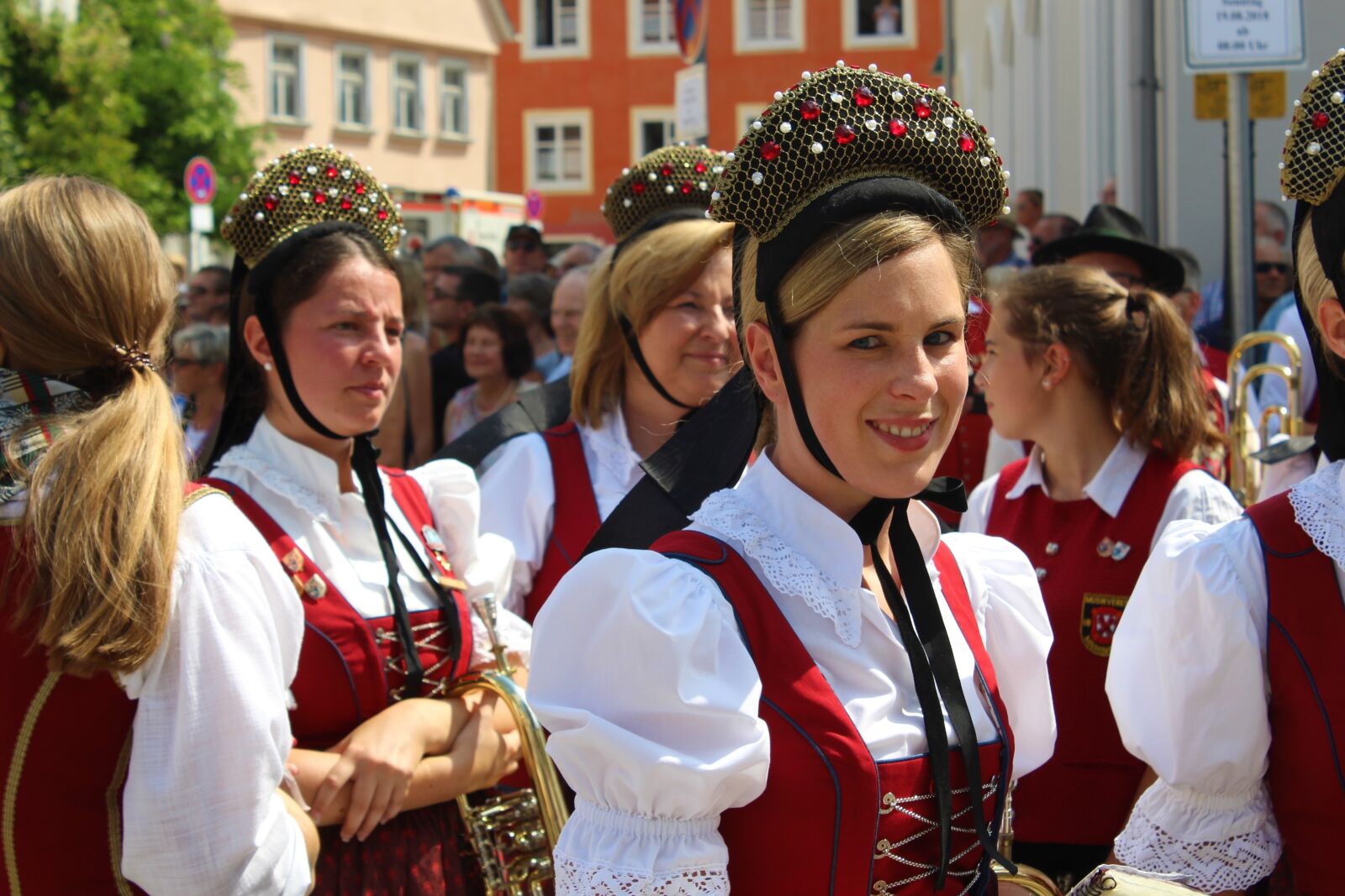 Canon EOS 1300D (EOS Rebel T6 / EOS Kiss X80) sample photo. Music band, costume, brass photography