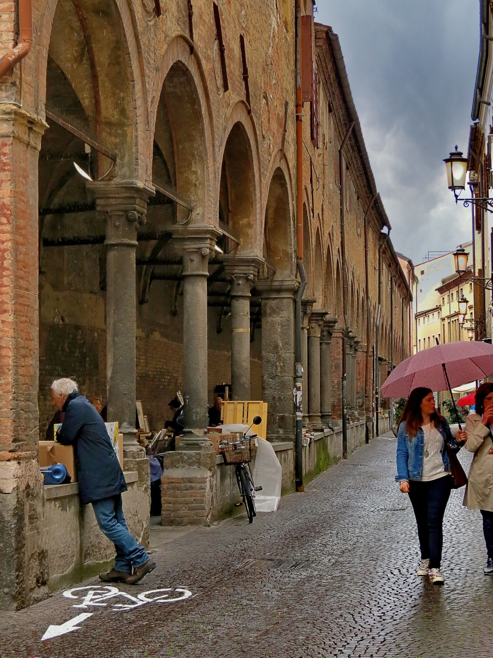4.3 - 150.5 mm sample photo. Padova, colonnade, architecture photography
