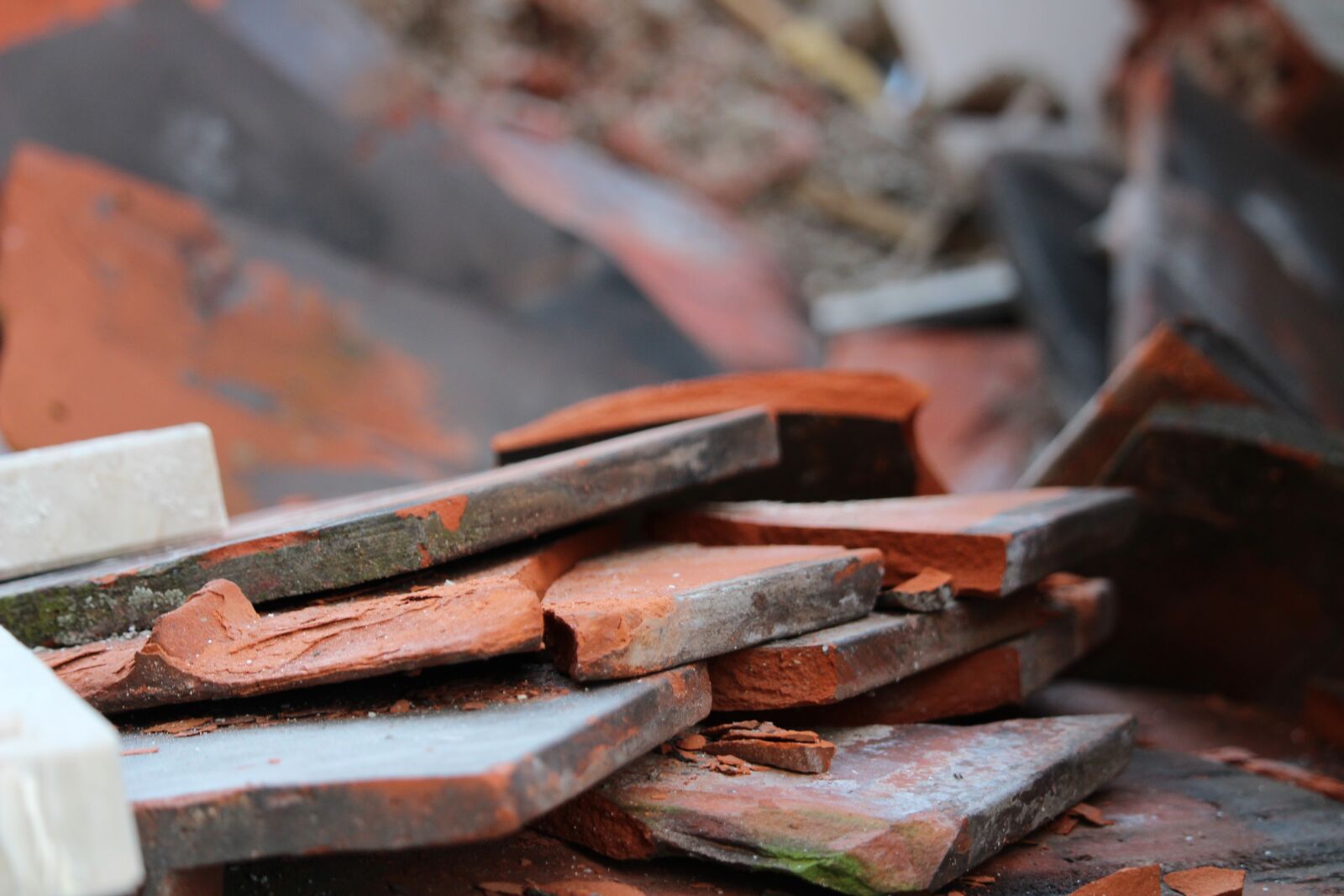 Canon EOS 1300D (EOS Rebel T6 / EOS Kiss X80) sample photo. Building rubble, tile, orange photography