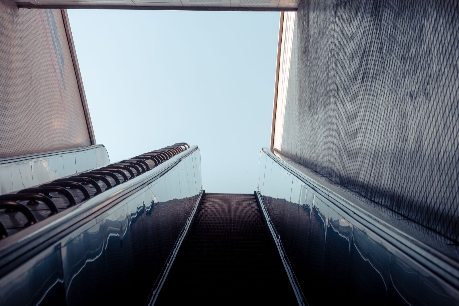 Canon EF75-300mm f/4-5.6 sample photo. Urbanism, urban life, escalator photography