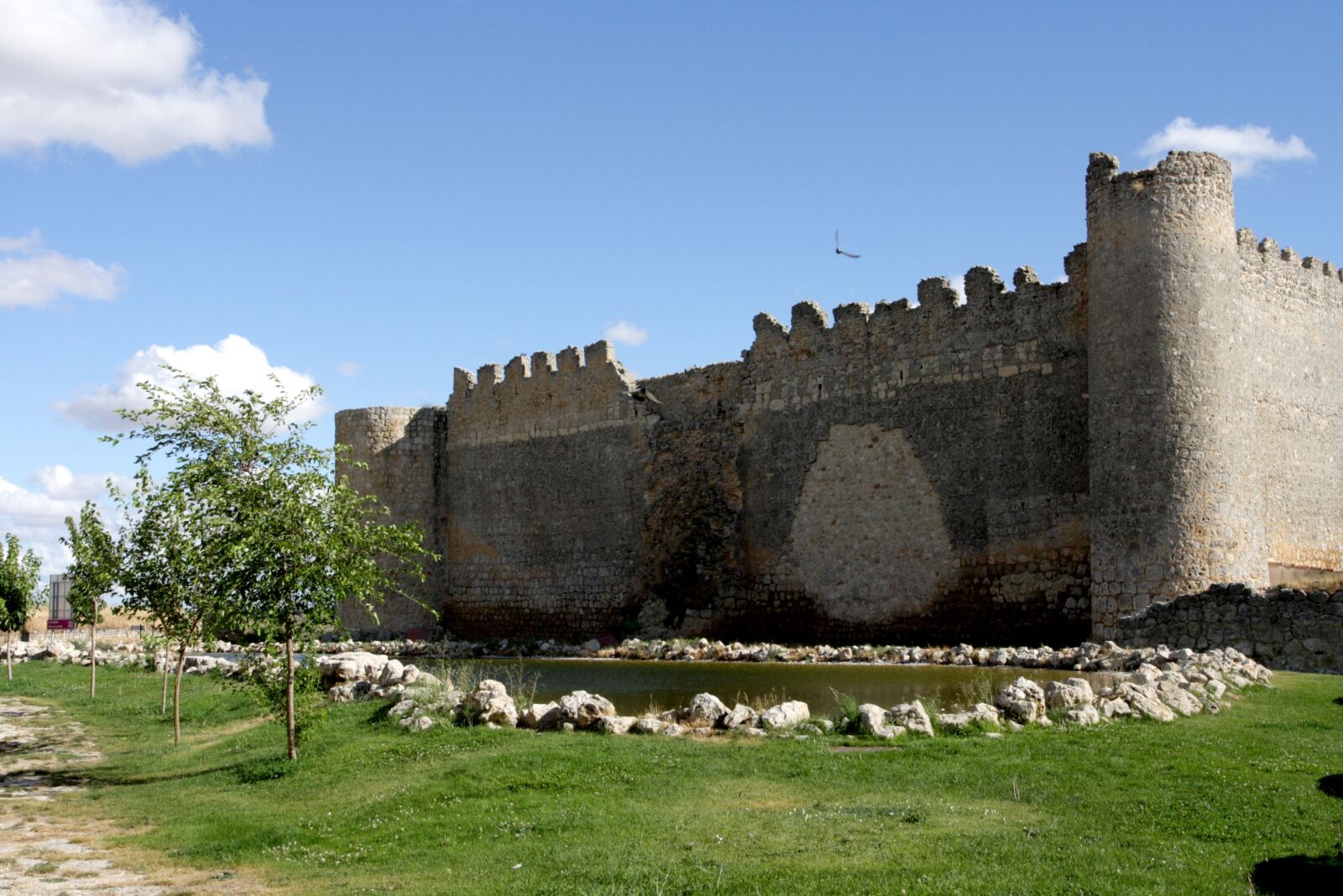 Canon EOS 1000D (EOS Digital Rebel XS / EOS Kiss F) sample photo. Wall, medieval, villa book photography