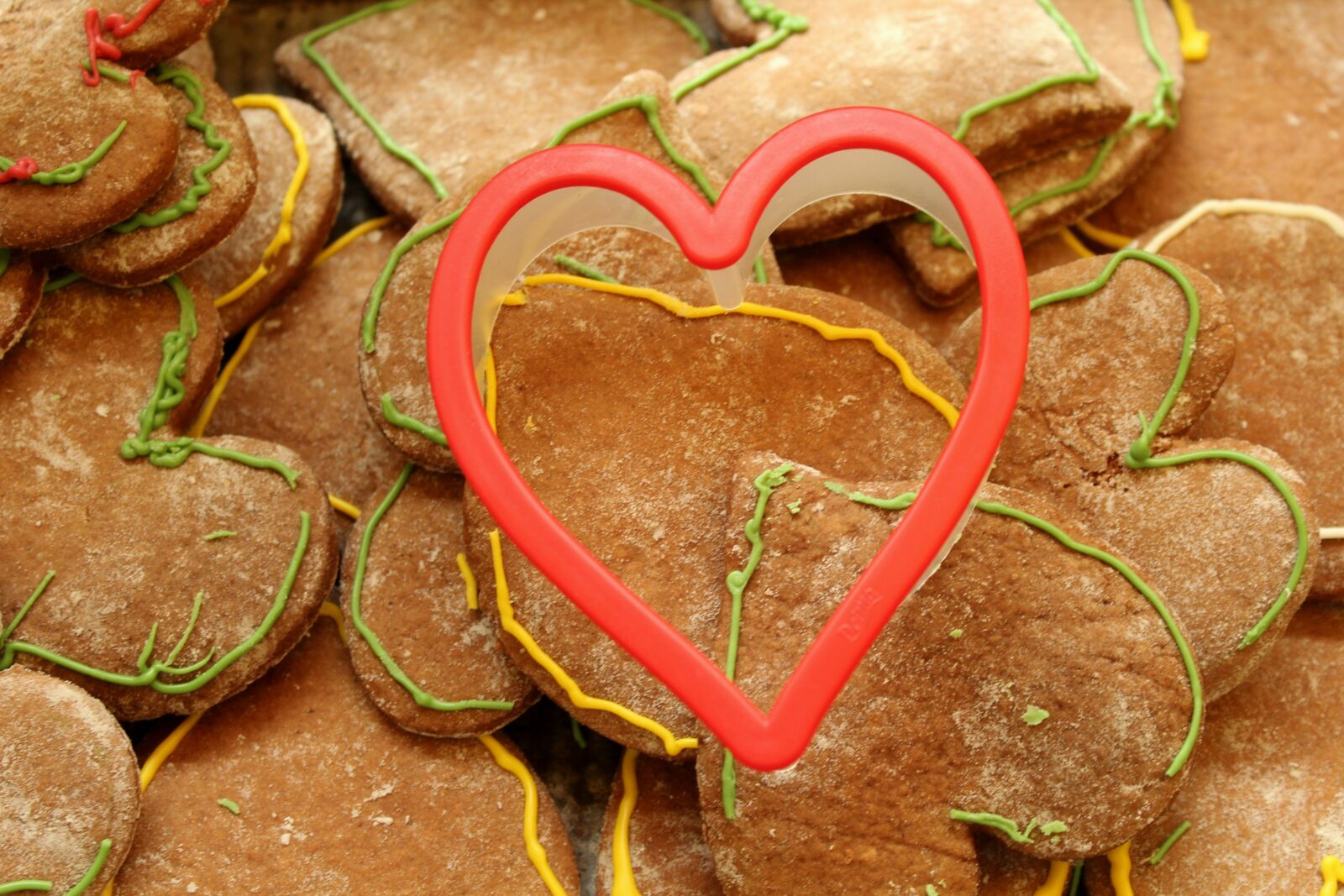 Canon EOS 1200D (EOS Rebel T5 / EOS Kiss X70 / EOS Hi) sample photo. Heart, symbol, gingerbread photography