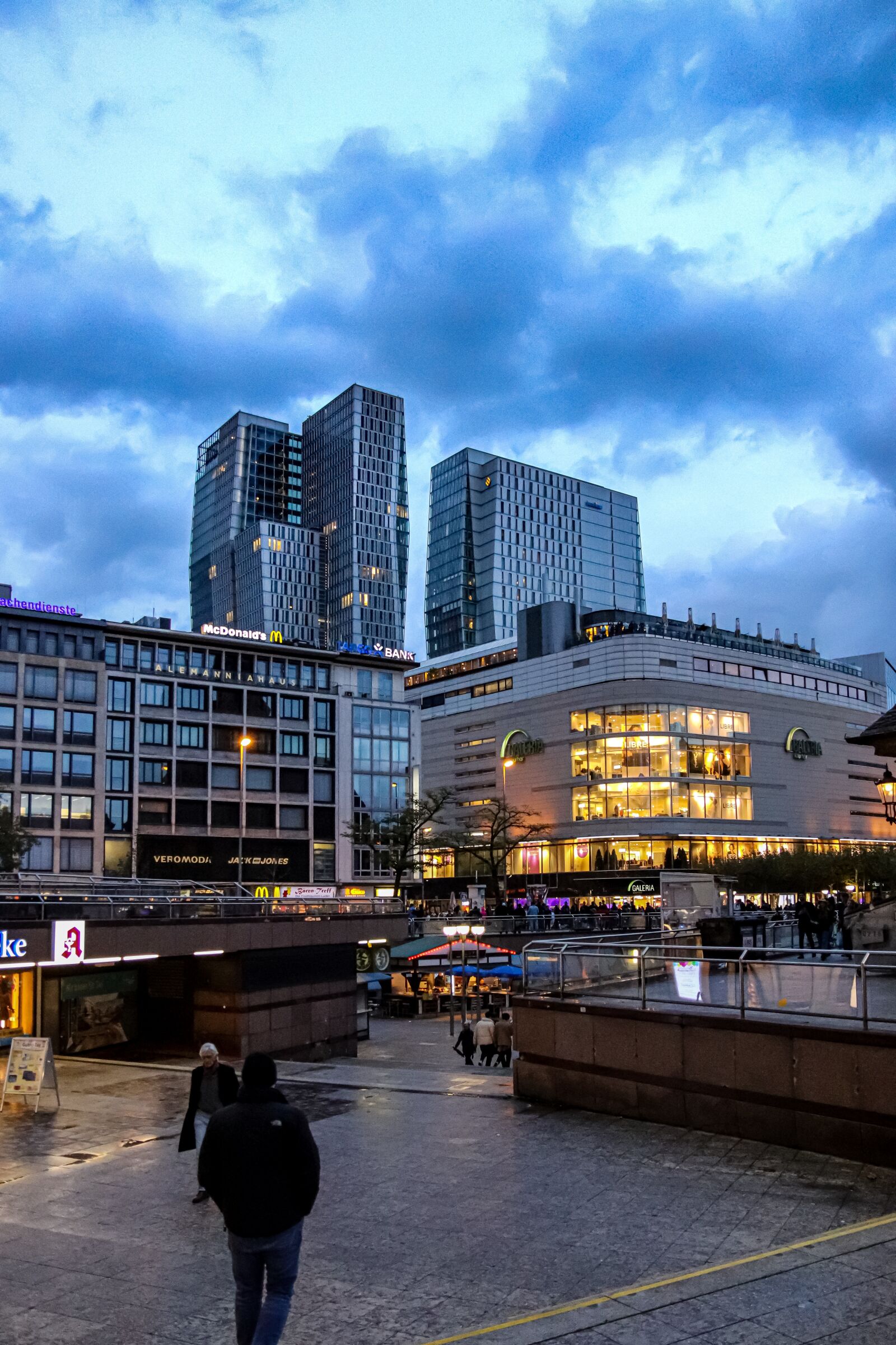 Canon EOS 77D (EOS 9000D / EOS 770D) sample photo. City, building, street photography