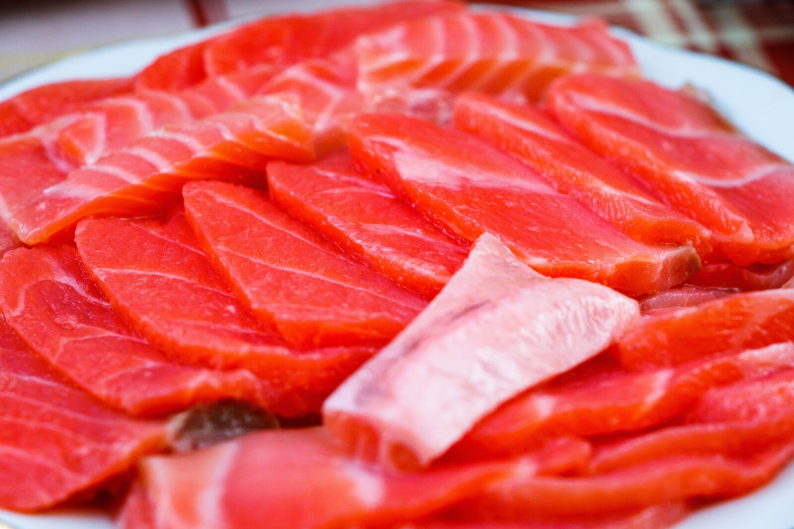 Canon EF-S 18-135mm F3.5-5.6 IS USM sample photo. Fish, red fish, cut photography