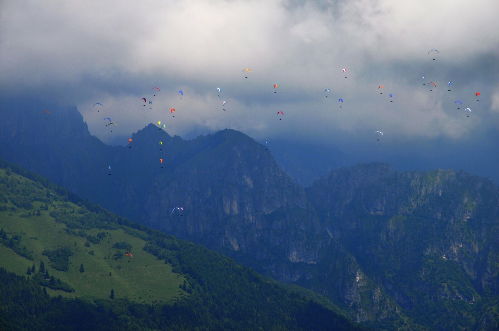 Nikon D5000 sample photo. Mountains, clouds, paragliding photography