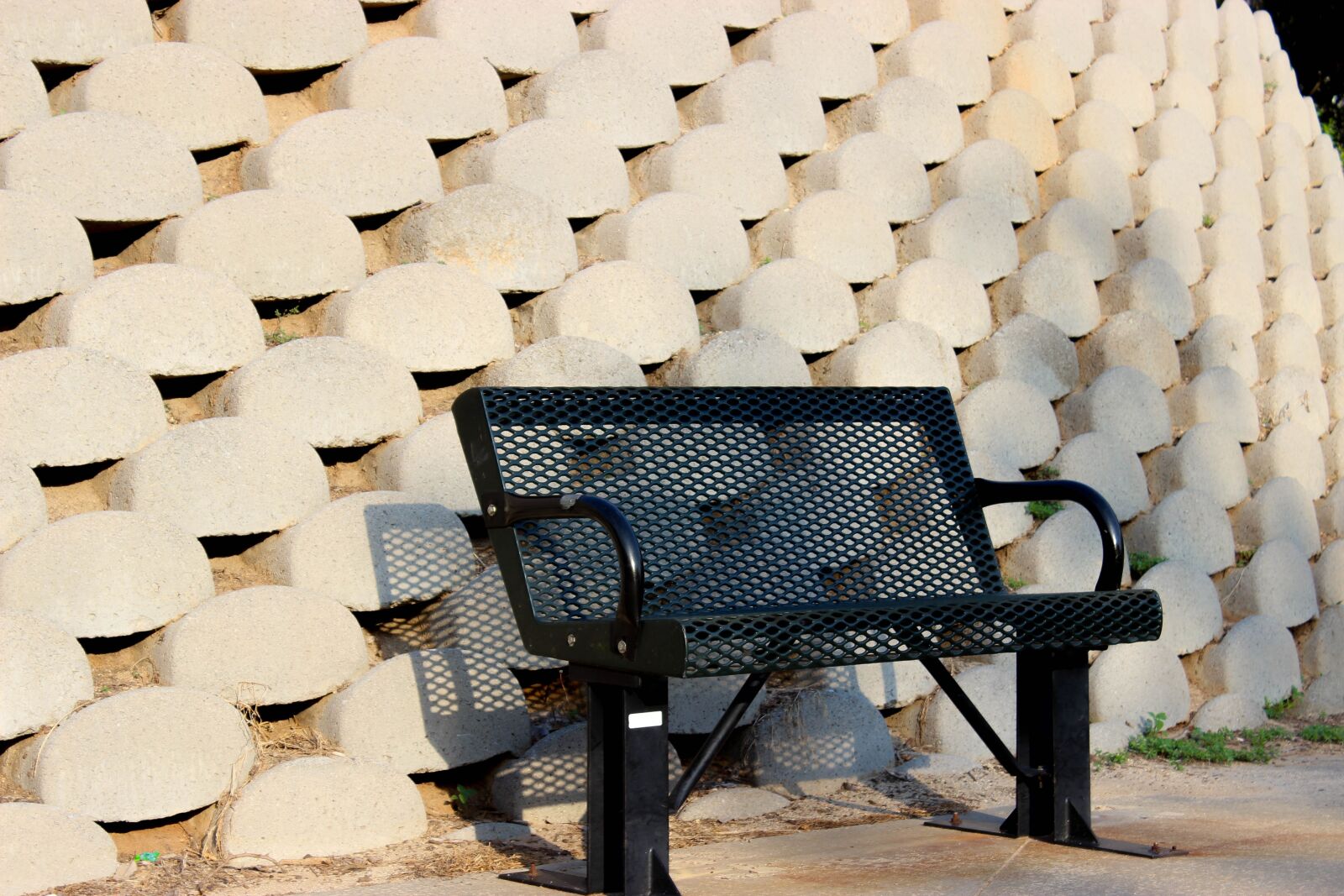 Canon EOS 600D (Rebel EOS T3i / EOS Kiss X5) sample photo. Bench, wall, garden photography