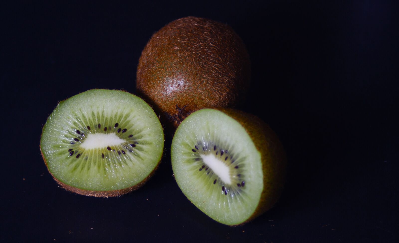 Canon EOS 1000D (EOS Digital Rebel XS / EOS Kiss F) sample photo. Kiwi, fruit, tropical fruit photography