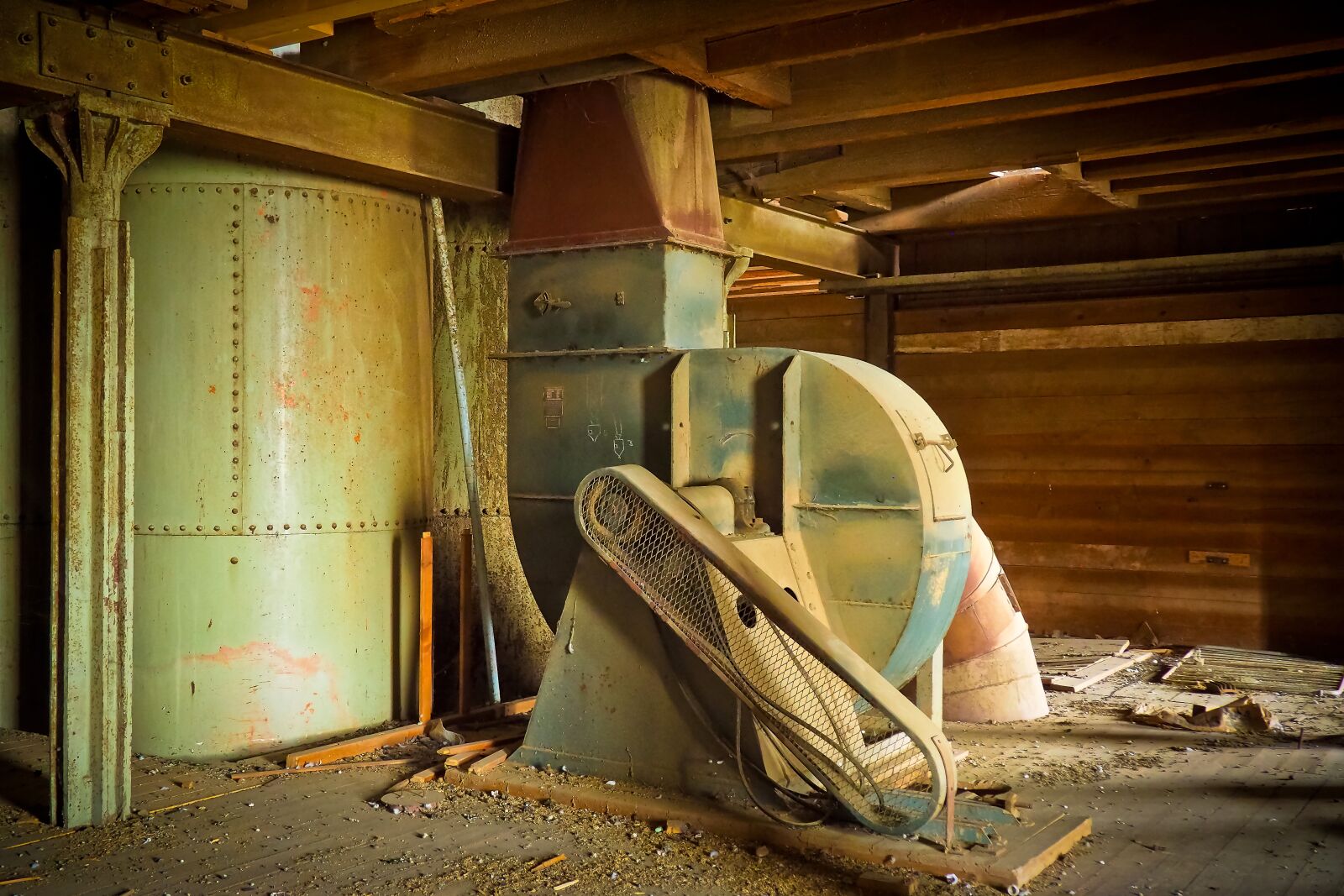Olympus OM-D E-M10 sample photo. Lost places, warehouse, stock photography