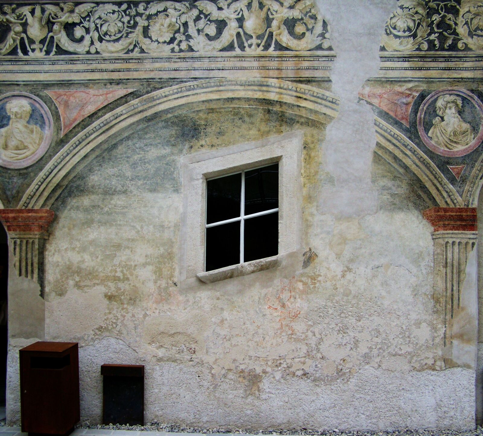 Kodak EASYSHARE ZD710 ZOOM DIGITAL CAMERA sample photo. Tilted window, medieval building photography