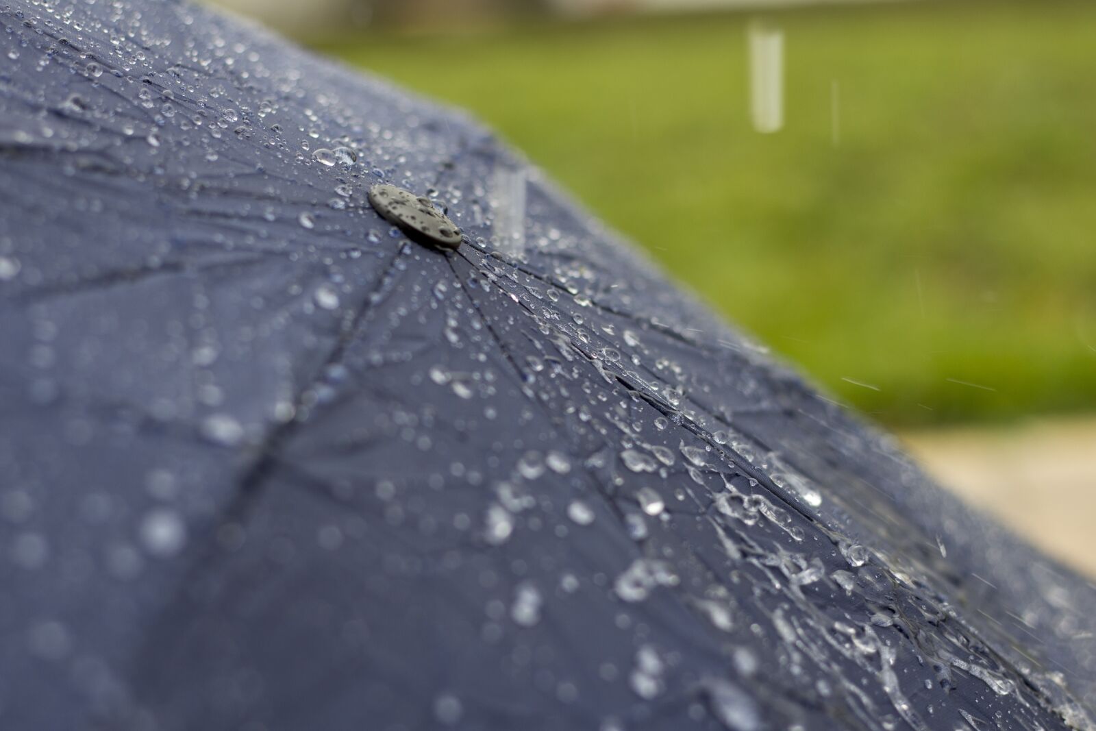 Canon EOS 700D (EOS Rebel T5i / EOS Kiss X7i) + Canon EF 50mm F1.8 II sample photo. Umbrella, rain, water photography