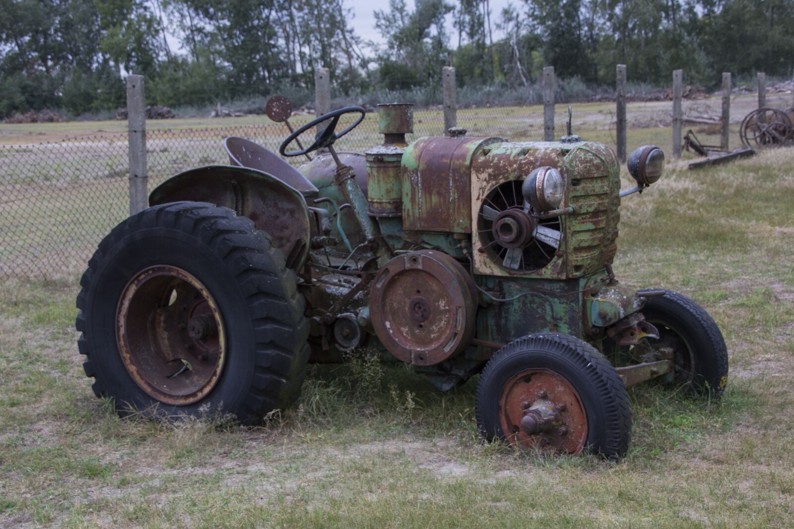Canon EOS 60D sample photo. Hungary, tractors, old photography