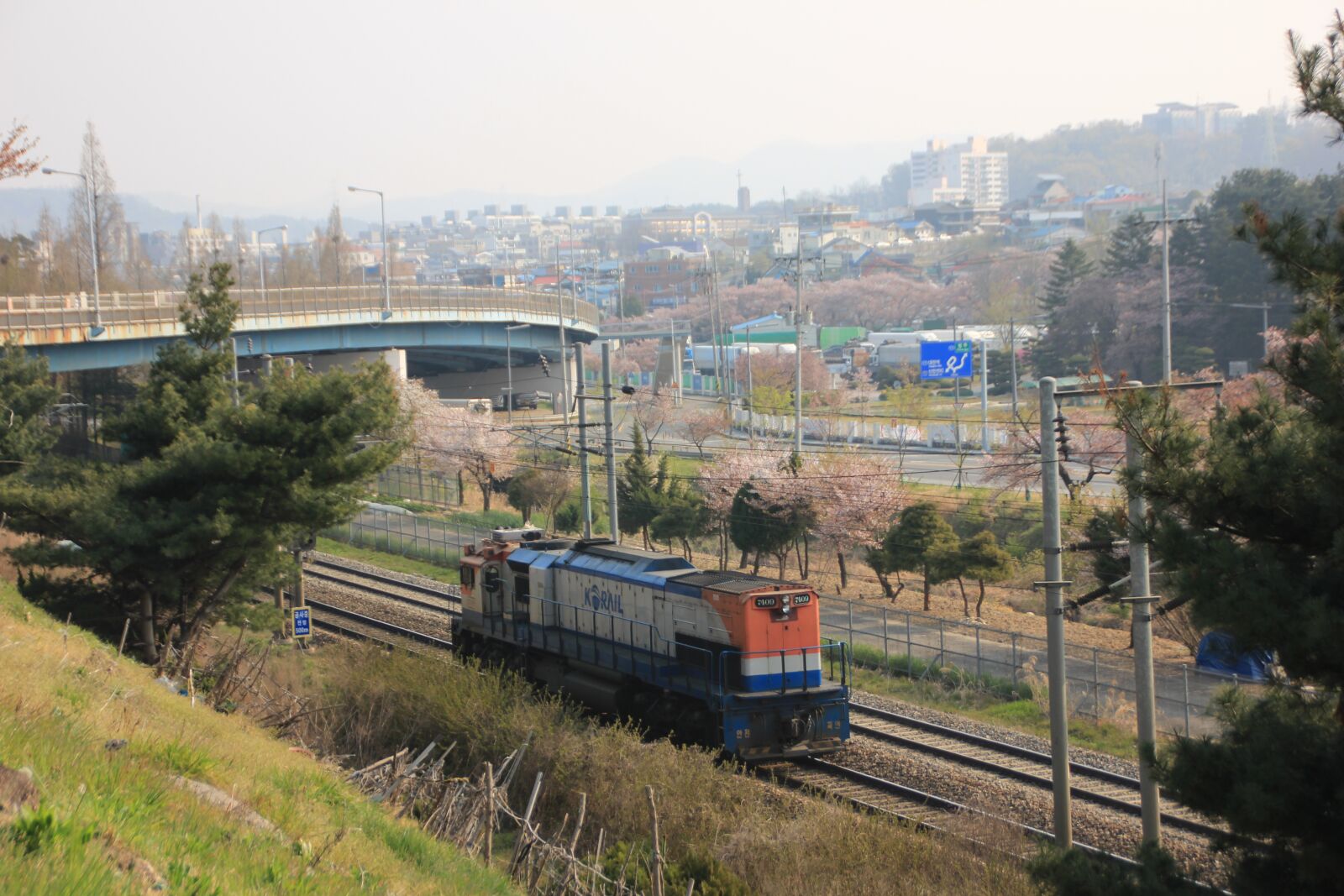 Canon EOS 600D (Rebel EOS T3i / EOS Kiss X5) sample photo. Korea, railway, transportation photography