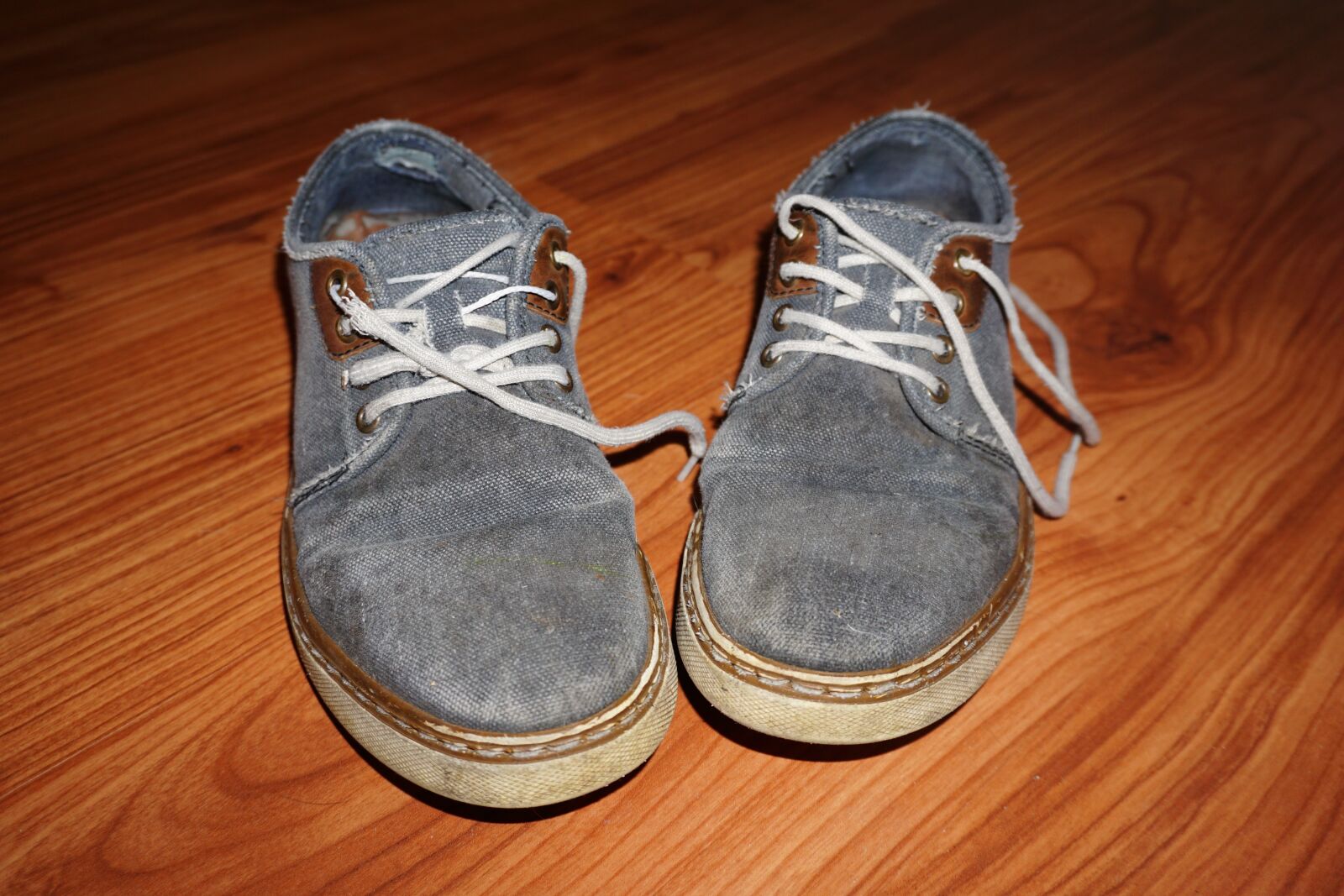 Sony E 16-50mm F3.5-5.6 PZ OSS sample photo. Shoes, old, fabric photography