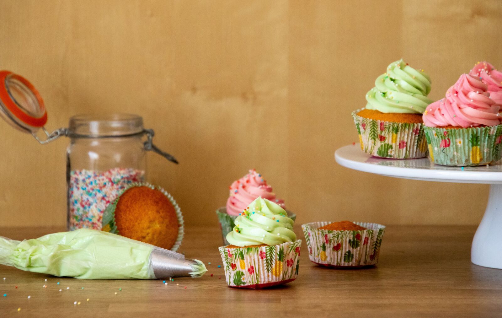 Canon EOS 800D (EOS Rebel T7i / EOS Kiss X9i) sample photo. Cupcakes, topping, sprinkles photography