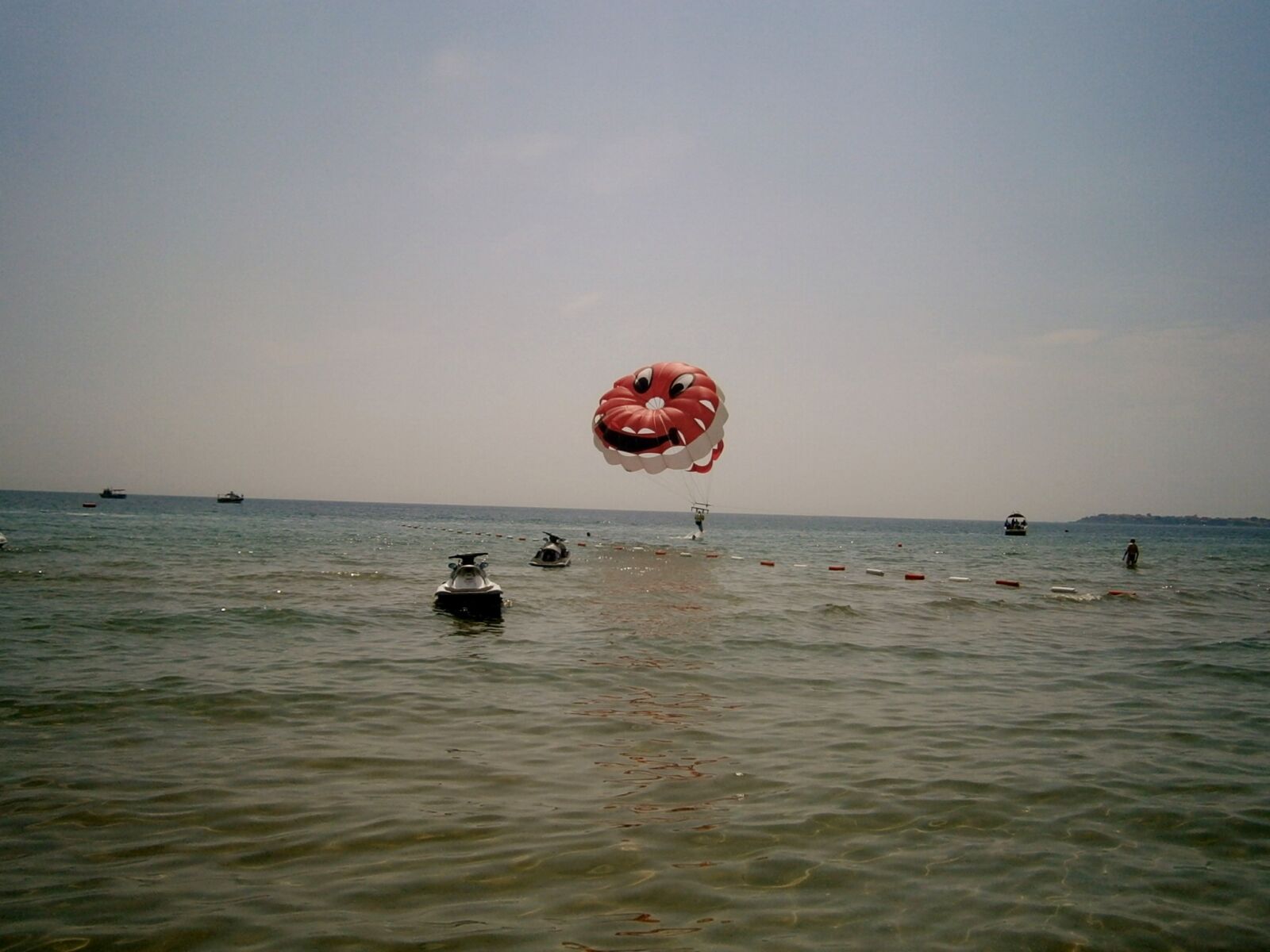 Olympus VG130,D710 sample photo. Parachute at sea, parachute photography