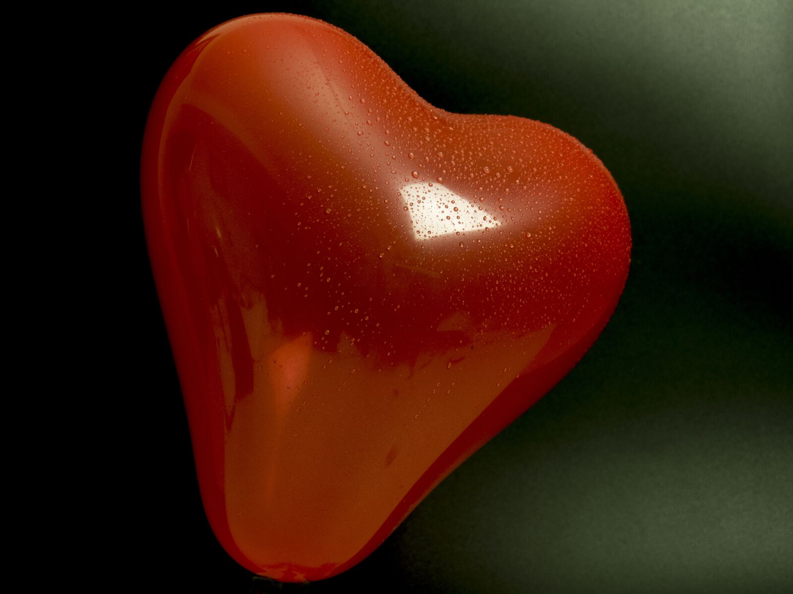Olympus OM-D E-M5 II sample photo. Heart, balloon, drops photography