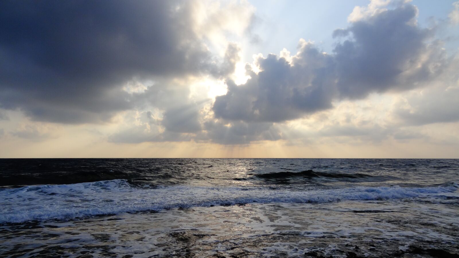 Sony Cyber-shot DSC-HX10V sample photo. Sea, clouds, horizon photography
