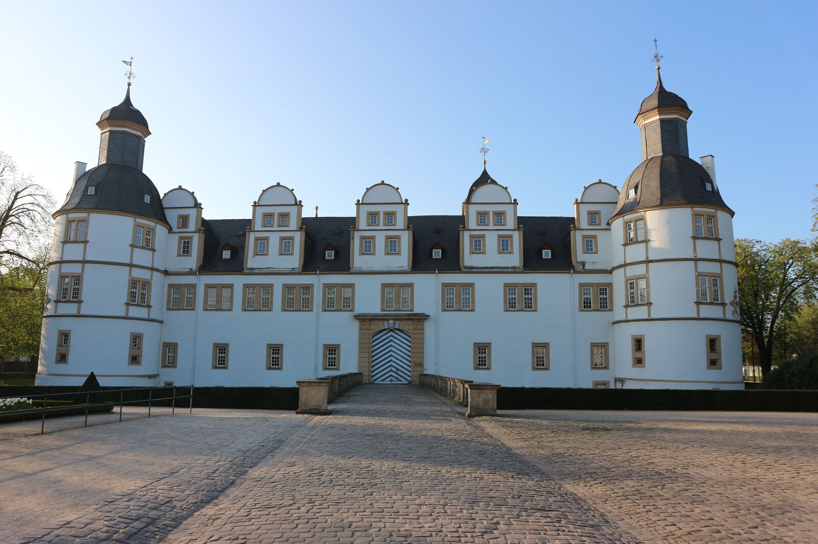 Canon EOS M10 sample photo. Schloß neuhaus, paderborn, building photography