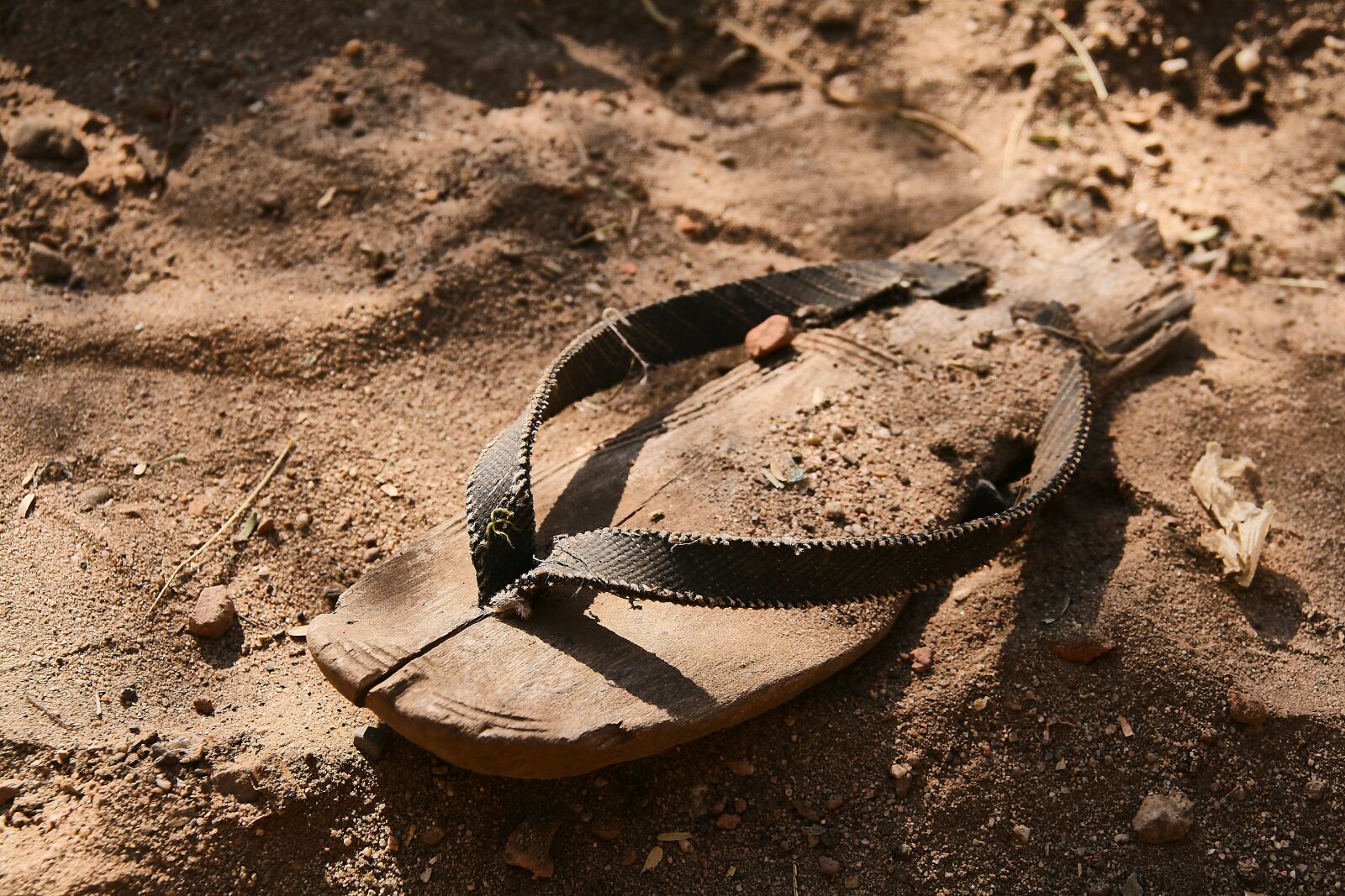 Canon EOS 400D (EOS Digital Rebel XTi / EOS Kiss Digital X) sample photo. Shoe, broken, old photography