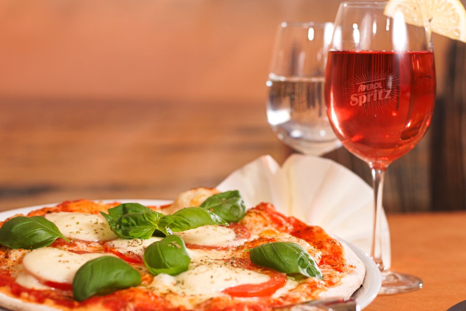 Canon EOS 7D Mark II sample photo. Restaurant, italians, pizza photography