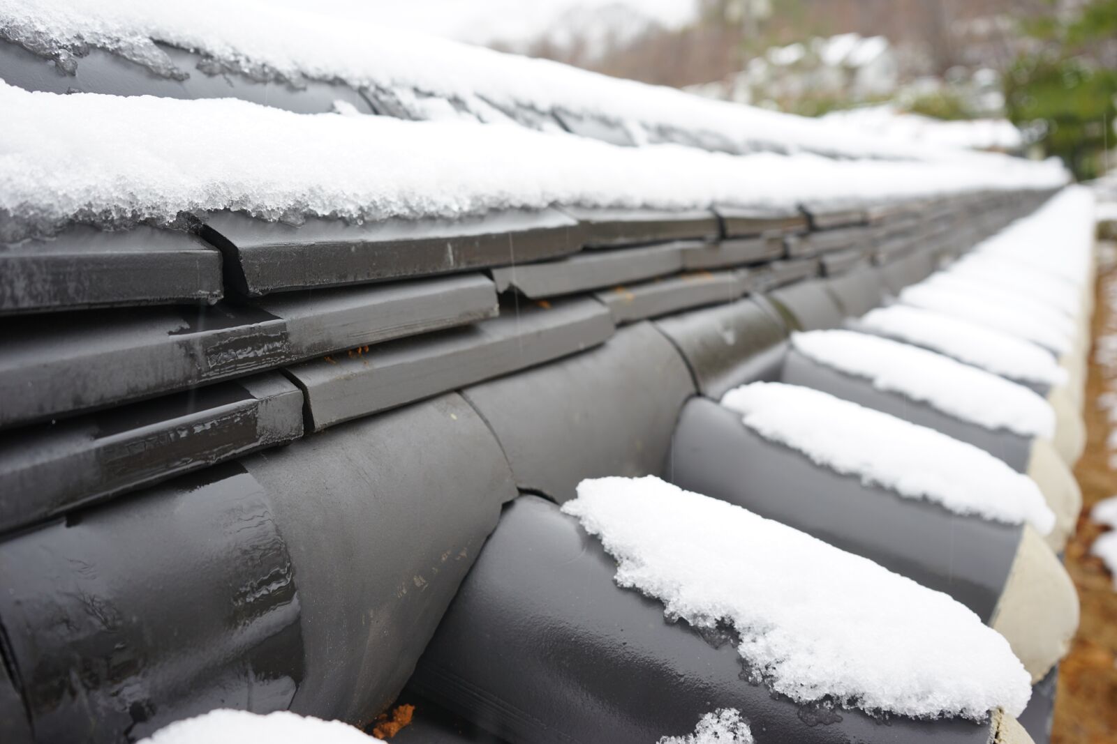 Sony a7 II + Sony FE 28-70mm F3.5-5.6 OSS sample photo. Roof tile, winter, snow photography